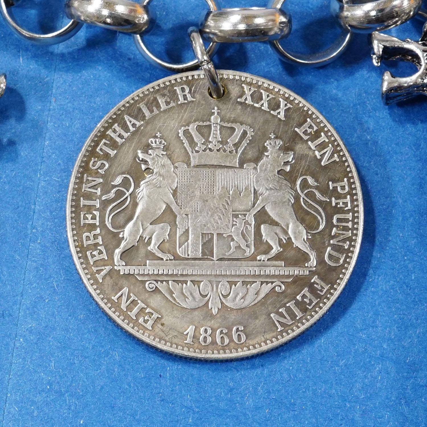Argento Charivari di bigiotteria tradizionale bavarese d'epoca con ciondoli da caccia in vendita