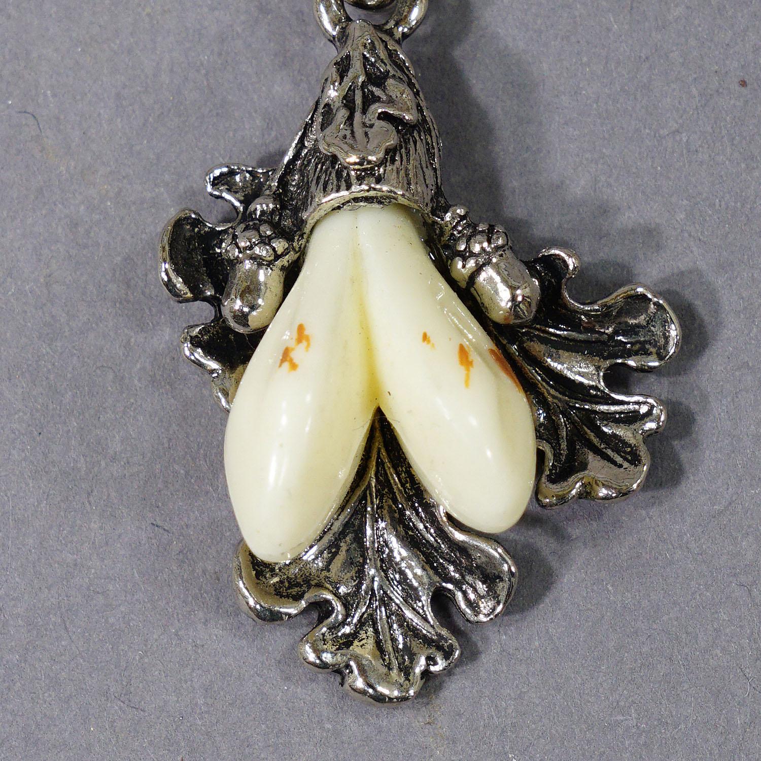 Vintage Bavarian Traditional Costume Jewelry Pin with Hunting Pendant In Good Condition For Sale In Berghuelen, DE