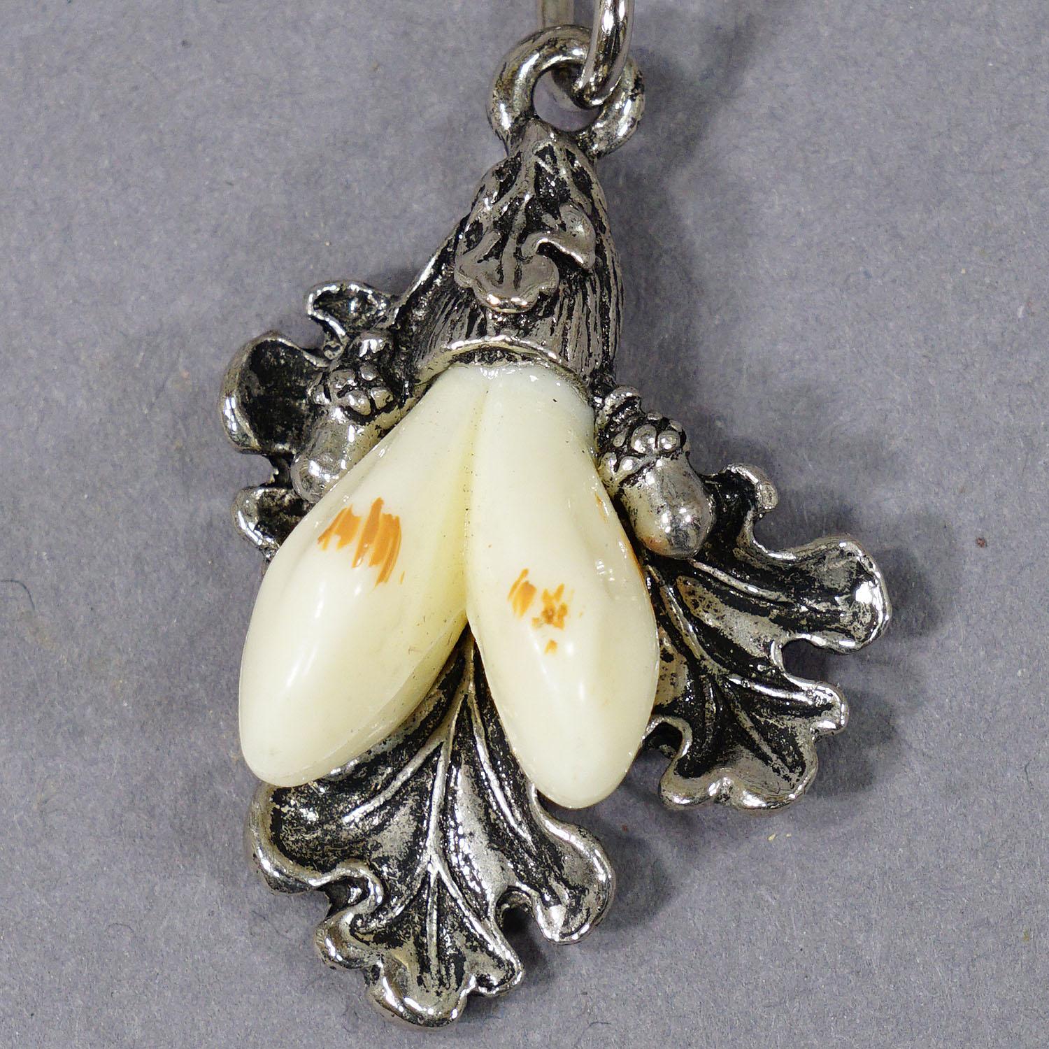 Vintage Bavarian Traditional Folksy Jewelry Pin with Hunting Pendant In Good Condition For Sale In Berghuelen, DE