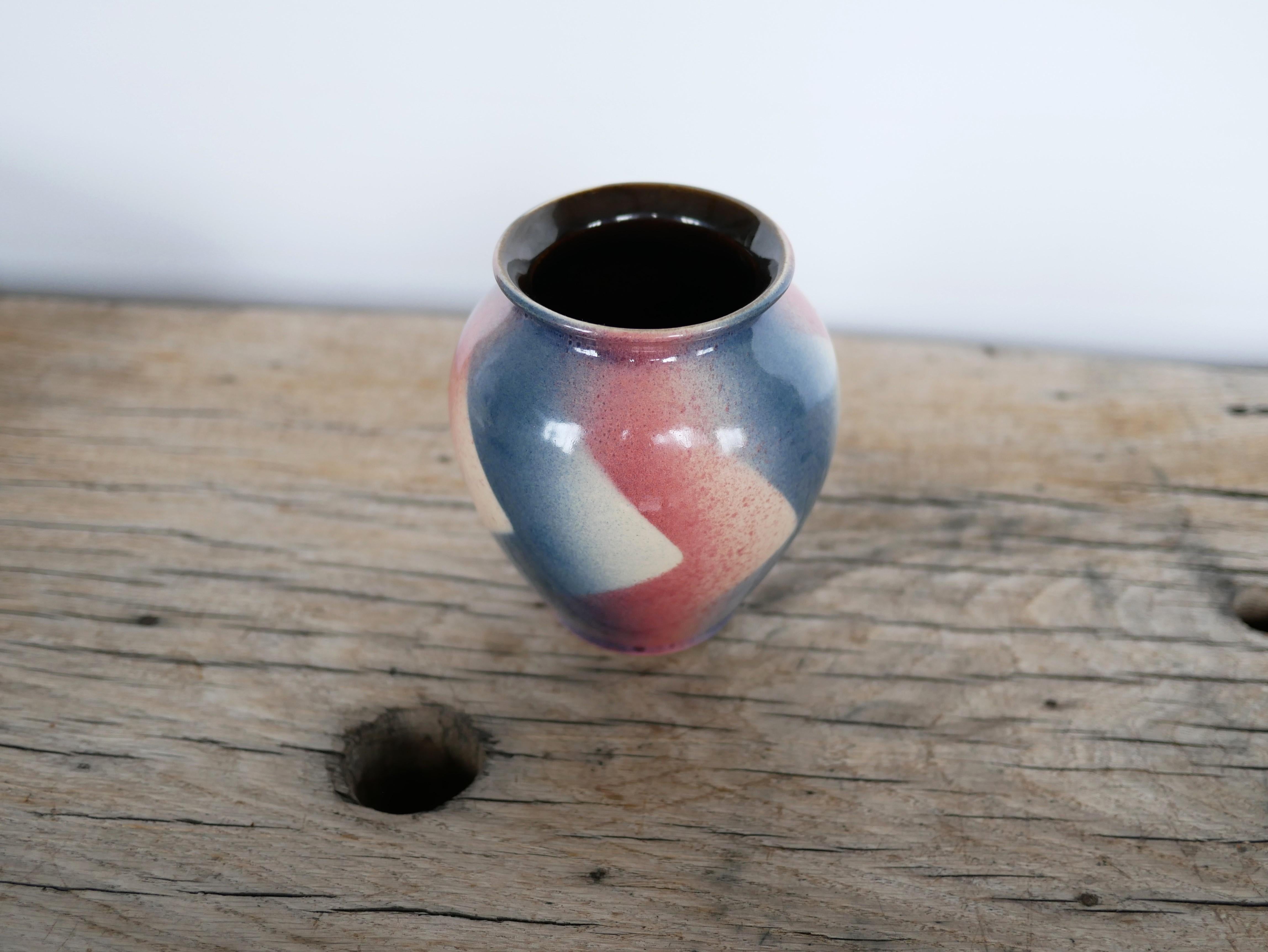 Vaso in ceramica prodotto da Bay Keramik, Germania Ovest, negli anni '60.

Con la sua forma e il suo motivo moderno, questa ceramica non manca di carattere ed eleganza.
Oggetto decorativo vintage per un universo trendy e attuale. Lo immaginiamo