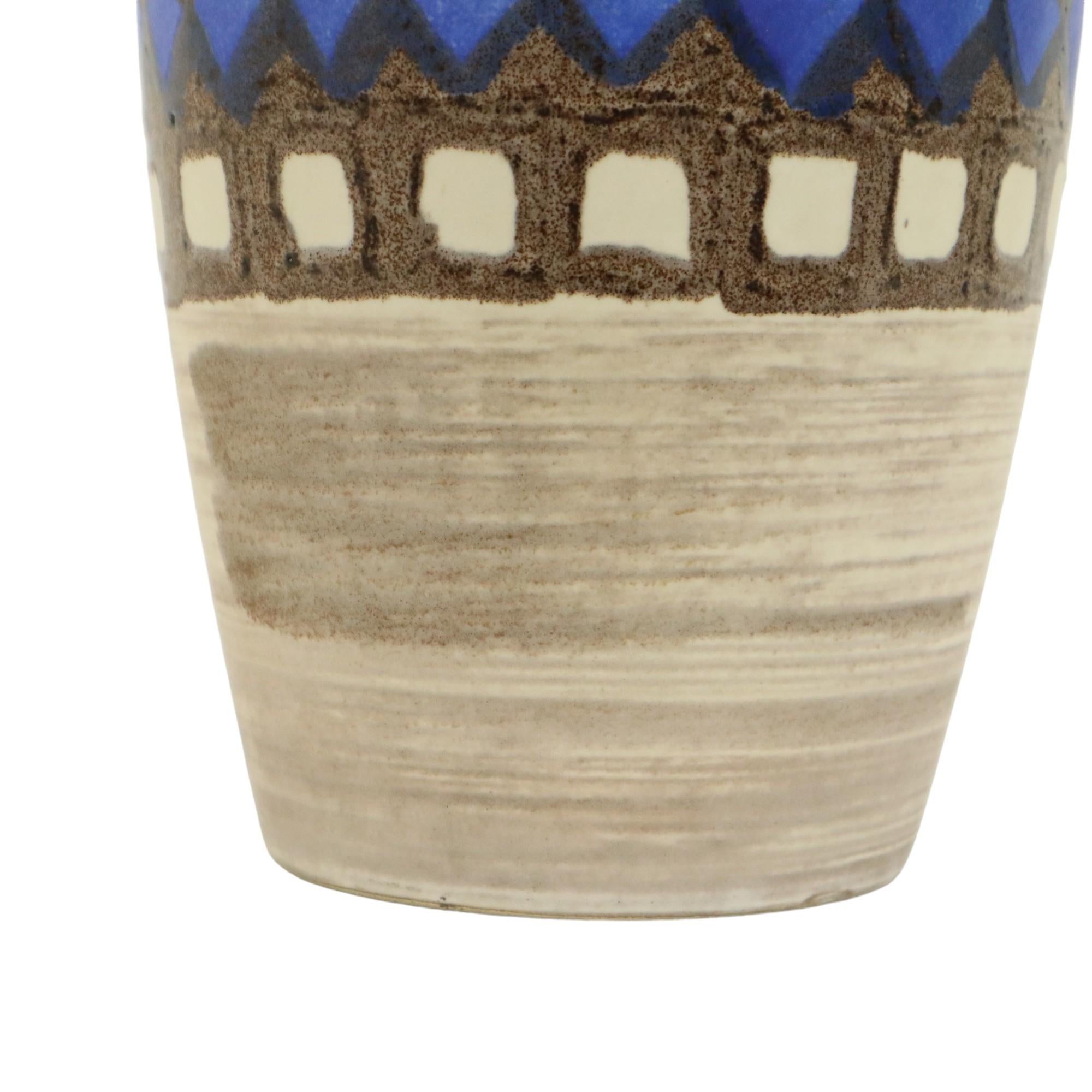 Vaso vintage di Bay Keramik, colore beige, marrone e blu, motivo astratto lungo la parte centrale, ceramica vintage della Germania Ovest degli anni '60-'70, contrassegnato e numerato 619-35.

Germania Ovest era in realtà un nome collettivo per le