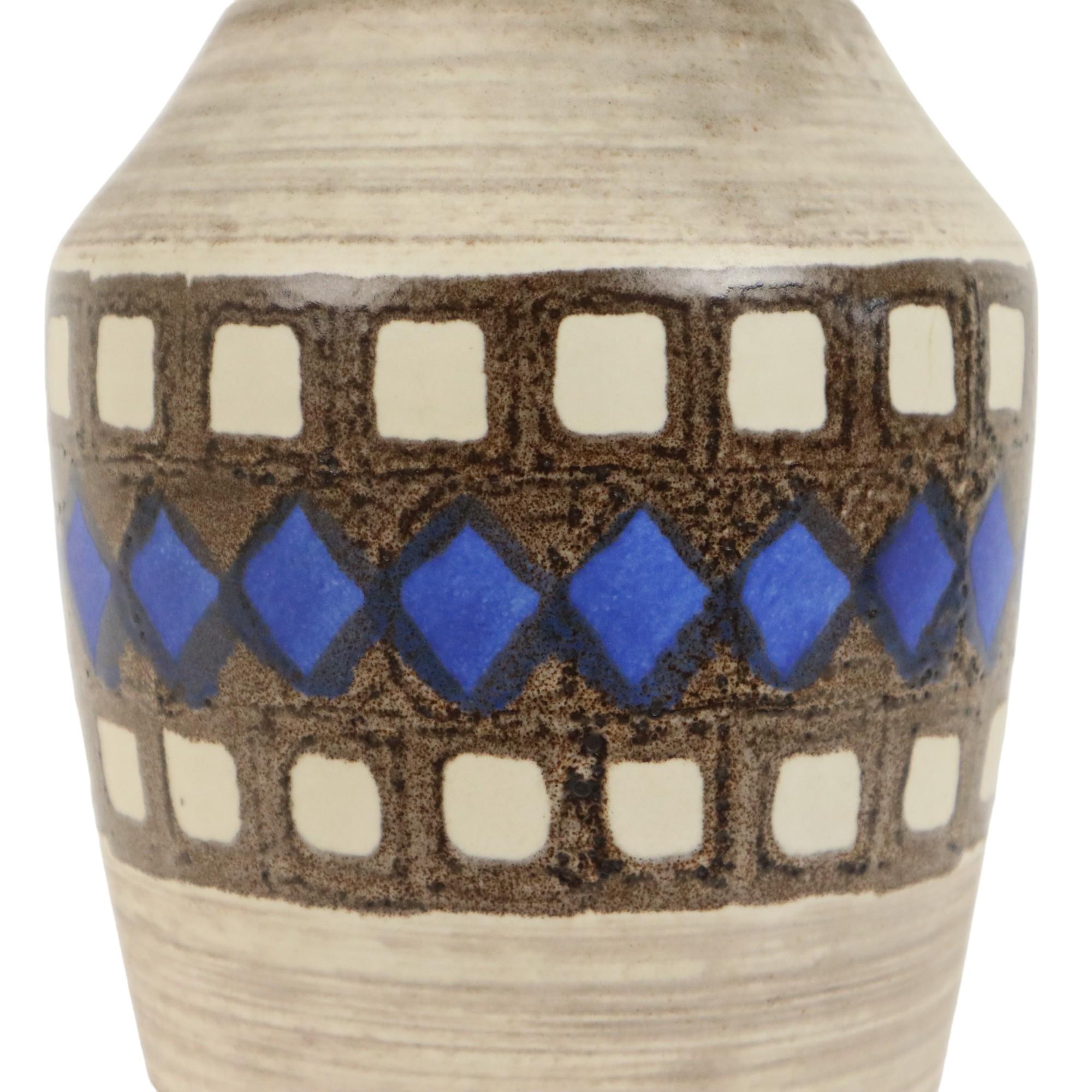 Metà XX secolo Vaso Bay d'epoca Germania Ovest in ceramica beige marrone blu 619-35 in vendita