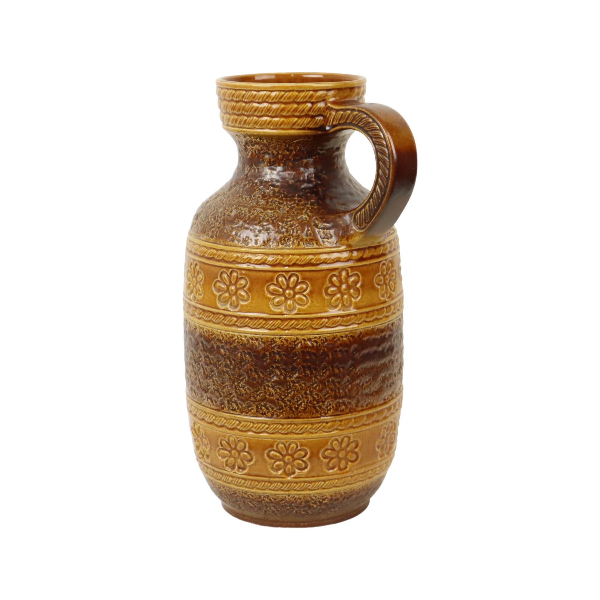 Vaso vintage di Bay Keramik, colore ocra e marrone, motivo floreale lungo la parte centrale, ceramica vintage della Germania Ovest degli anni '60-'70, contrassegnato e numerato 661-40.

Germania Ovest era in realtà un nome collettivo per le