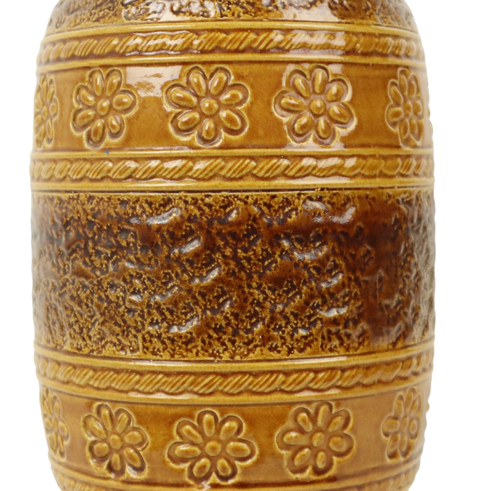 Metà XX secolo Vaso Bay d'epoca Germania Ovest in ceramica con fiori 661-40 in vendita
