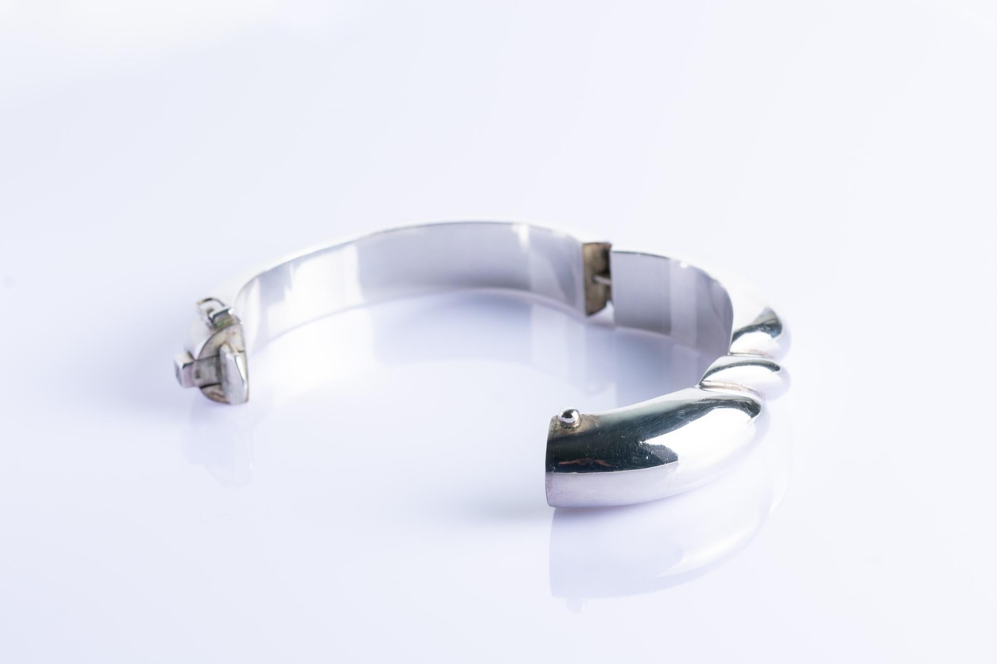 Vintage Bayanihan Sterling Silver Wave Bangle In Good Condition For Sale In Portland, England