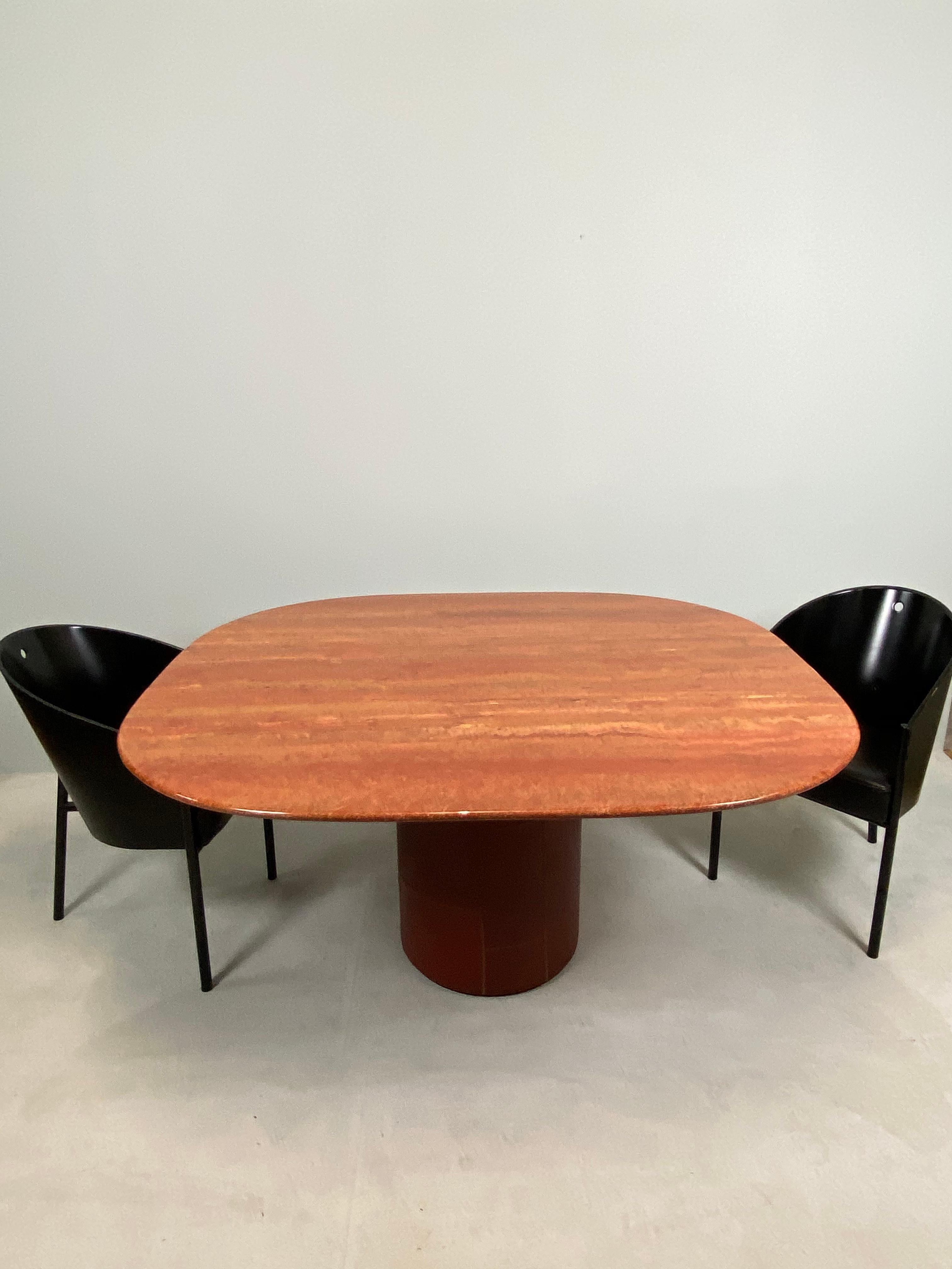 Absolute rarity!

Design Afra & Tobia Scarpa, table in red marble, produced by B & B Italia 1974.

Table top in 
