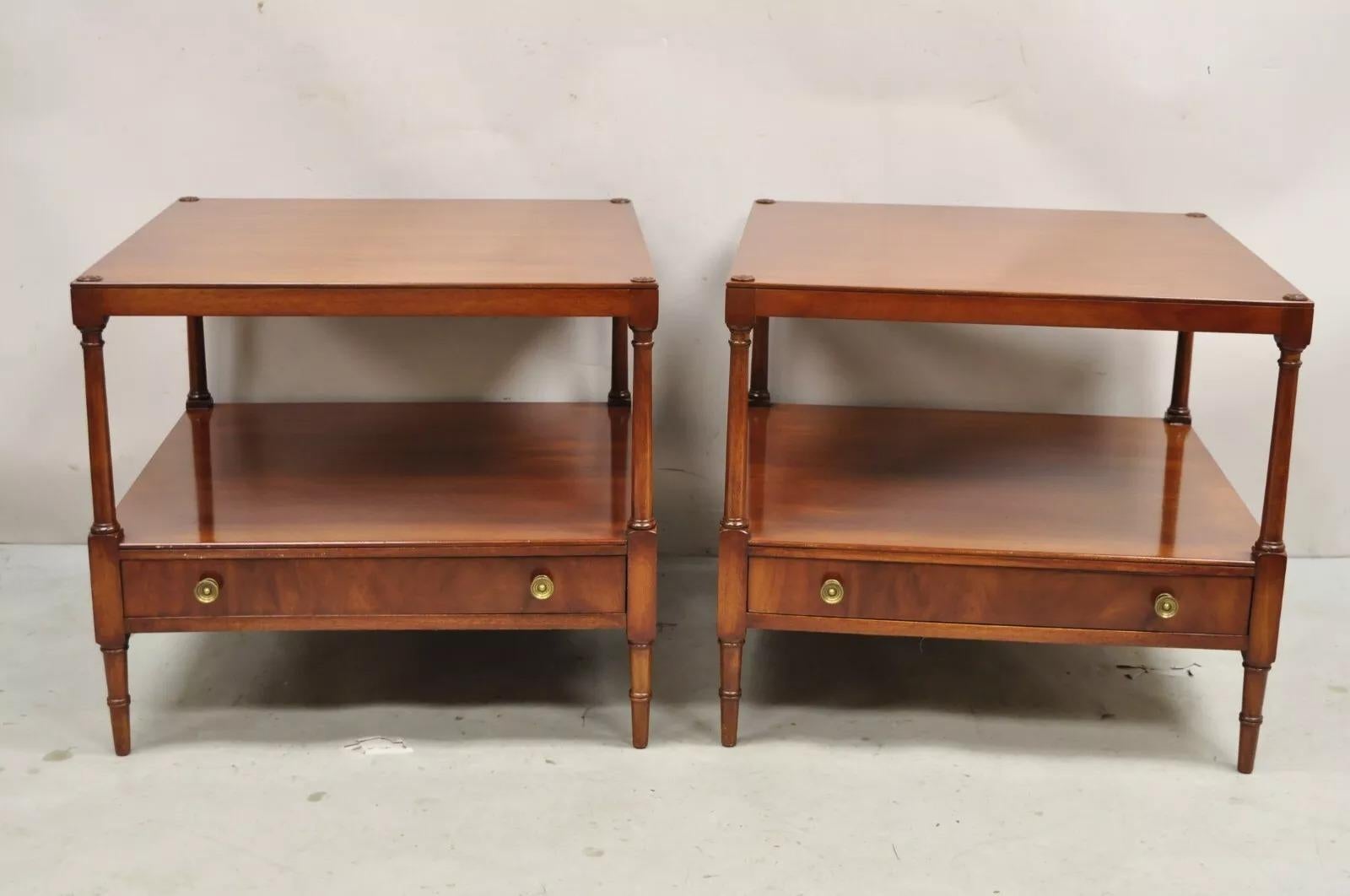 Vintage Beacon Hill English Regency Style 2 tier square Mahagoni End Tables with Single Dovetailed Drawer - a Pair. Circa Mitte des 20. Jahrhunderts. Abmessungen: 23