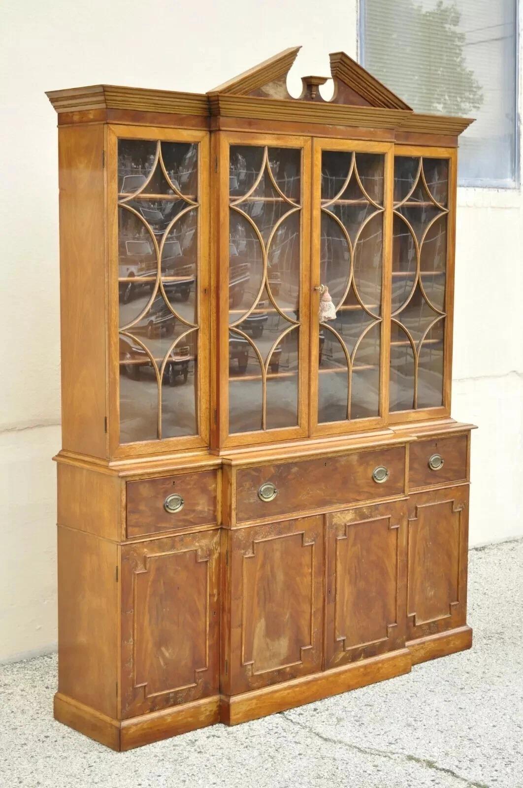 Vintage Beacon Hill Georgian Mahagoni Breakfront China Cabinet Desk Bookcase. Artikel verfügt über eine Drop-Front-Schreibtischoberfläche mit geprägtem Leder oben, schöne Holzmaserung, 2-teilige Konstruktion, original Label, funktionierende Schloss