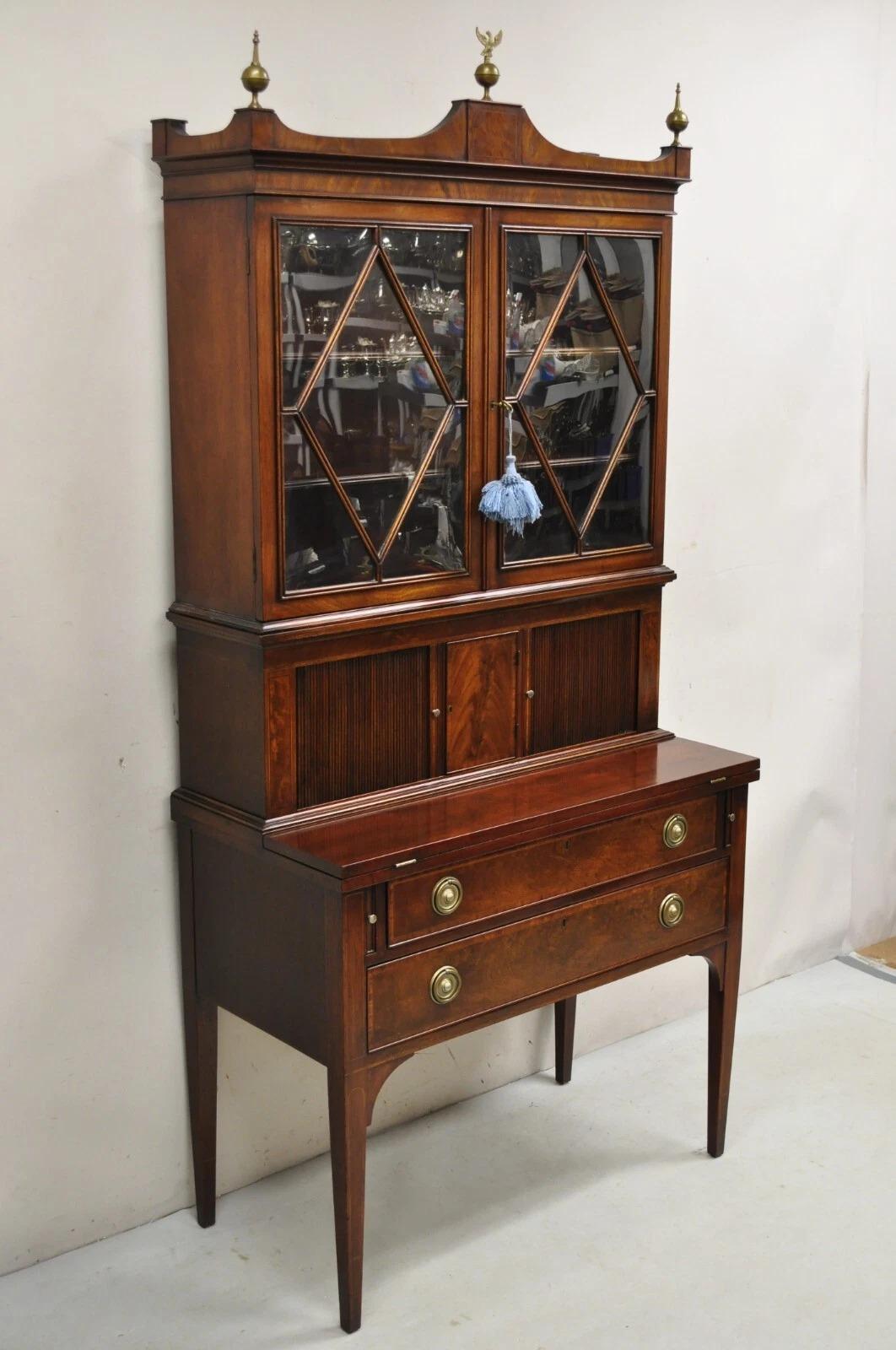 Vintage Beacon Hill Old Coloni Federal Mahogany Tambour Door Secretary Desk. Le Label est composé de 3 parties, d'une serrure et d'une clé qui fonctionnent, d'une surface d'écriture à rabat, d'un fleuron en aigle en laiton, de 2 étagères en bois