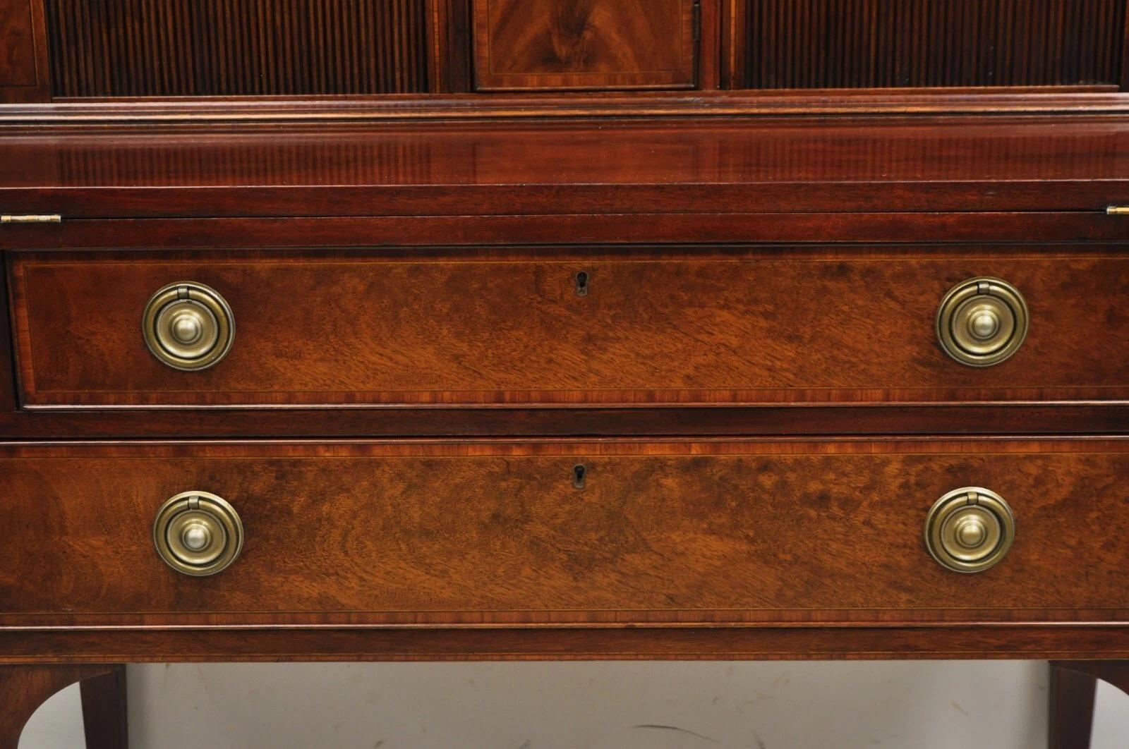 Bureau secrétaire de la vieille colonie fédérale Beacon Hill en acajou avec porte à tambour Bon état - En vente à Philadelphia, PA