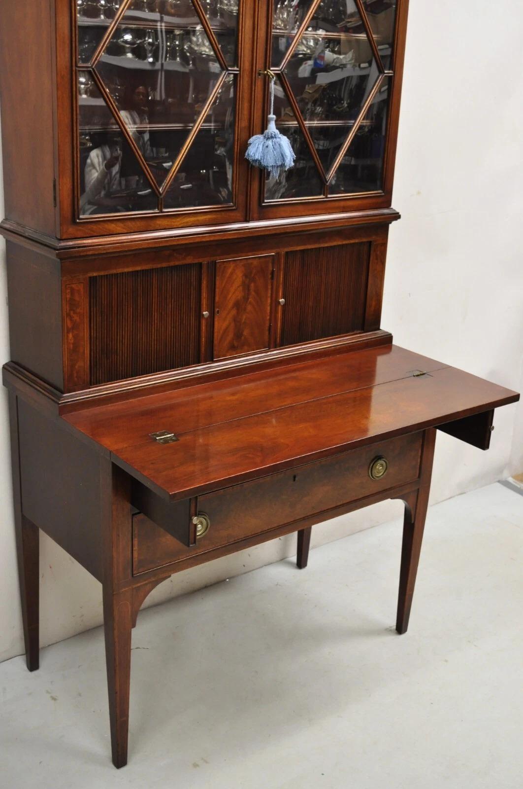 20ième siècle Bureau secrétaire de la vieille colonie fédérale Beacon Hill en acajou avec porte à tambour en vente