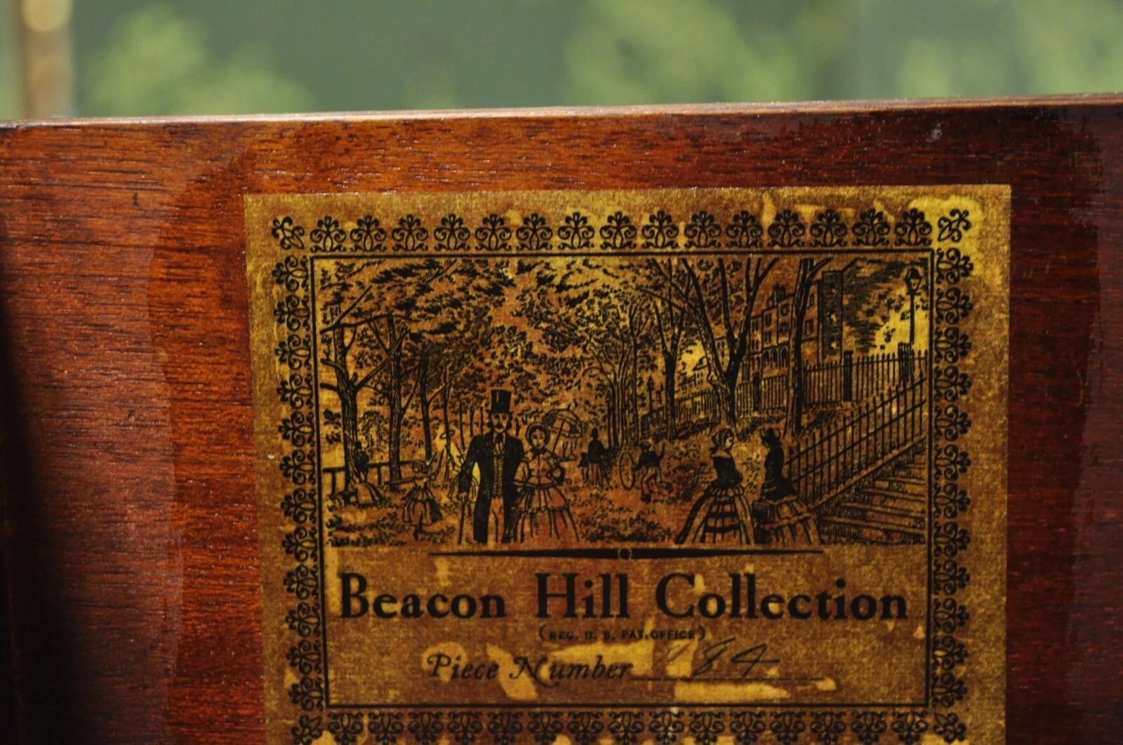 Bureau secrétaire de la vieille colonie fédérale Beacon Hill en acajou avec porte à tambour en vente 1