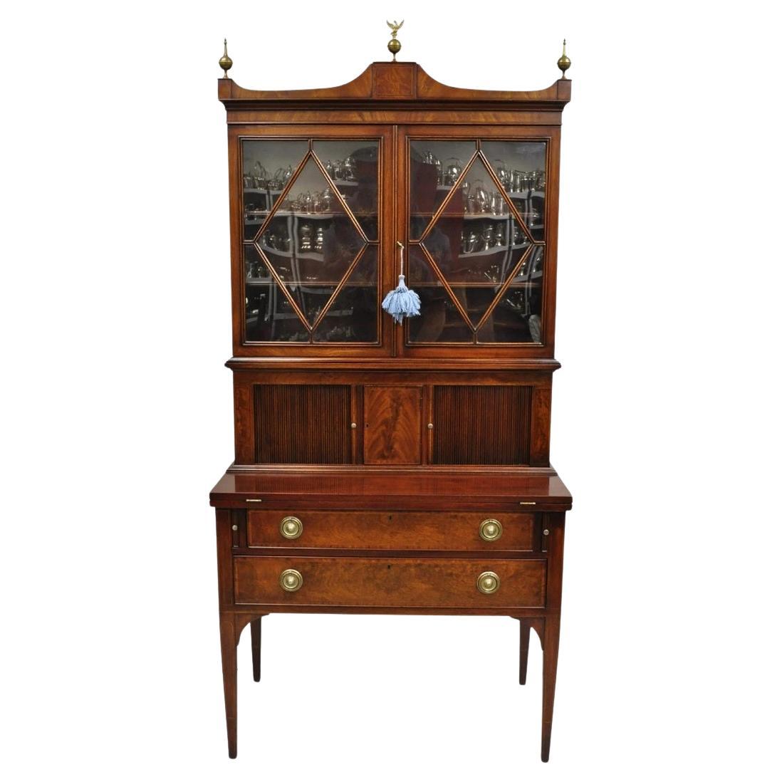Bureau secrétaire de la vieille colonie fédérale Beacon Hill en acajou avec porte à tambour en vente