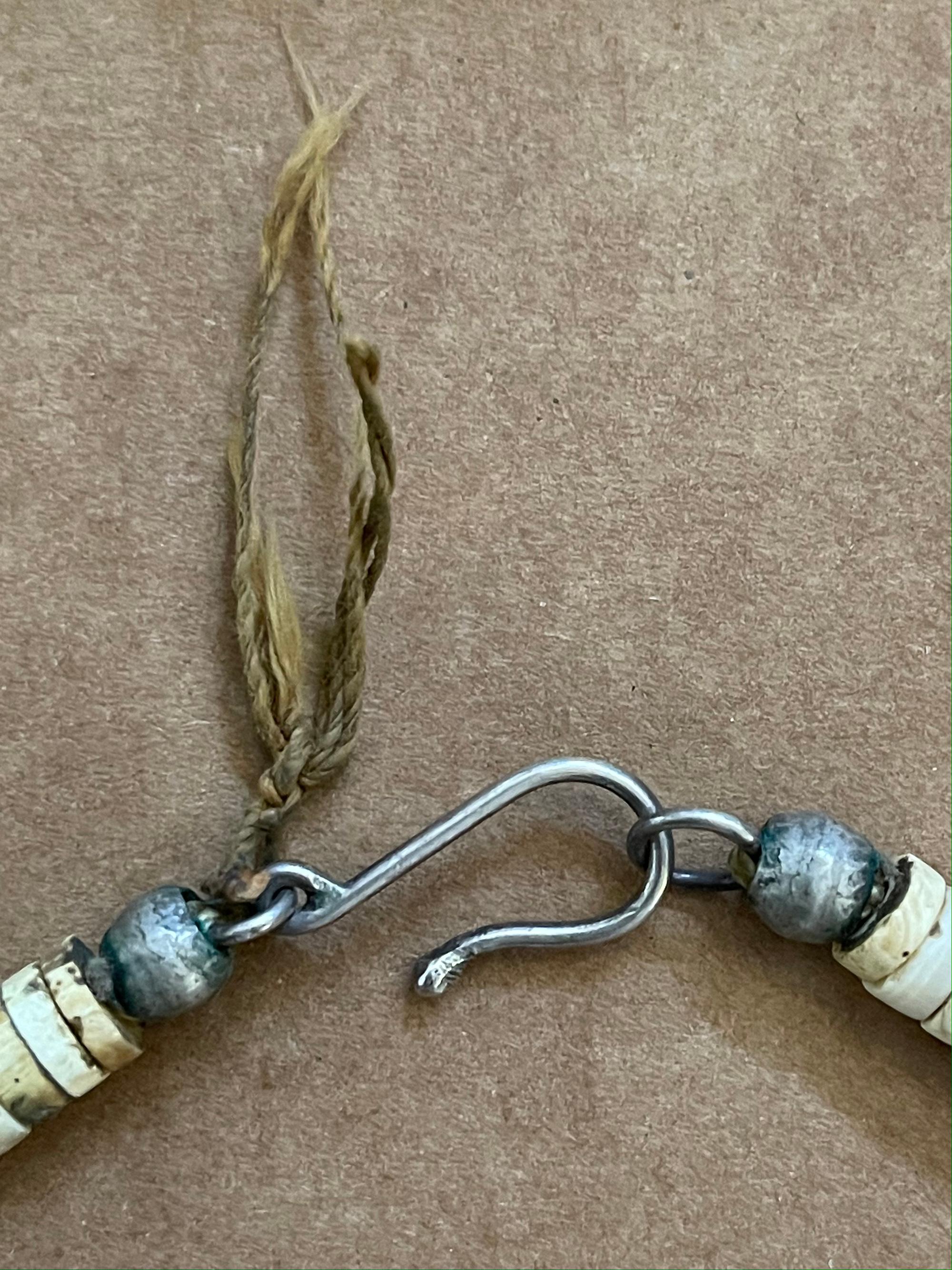 Halskette mit Stammesanhänger aus Perlen und Silber von Annette Bird '1925-2016' im Angebot 4