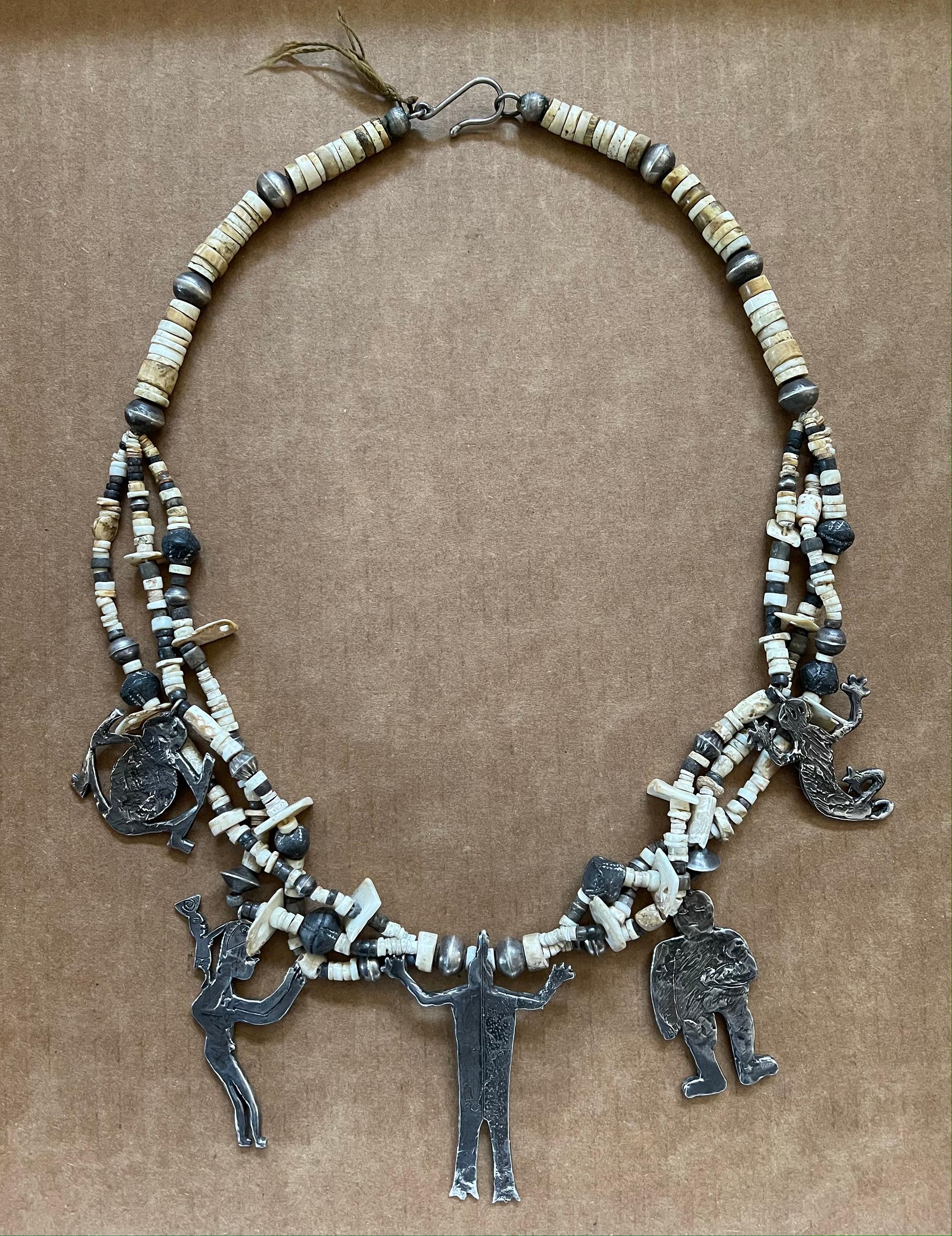 Collier tribal en os, perles, coquillages et argent Annette Bird

Ce collier fantaisiste a été réalisé par Annette R. Bird (1925-2016), une artiste, sculptrice et bijoutière bien connue du sud de la Californie et fondatrice de la Bead Society. Elle