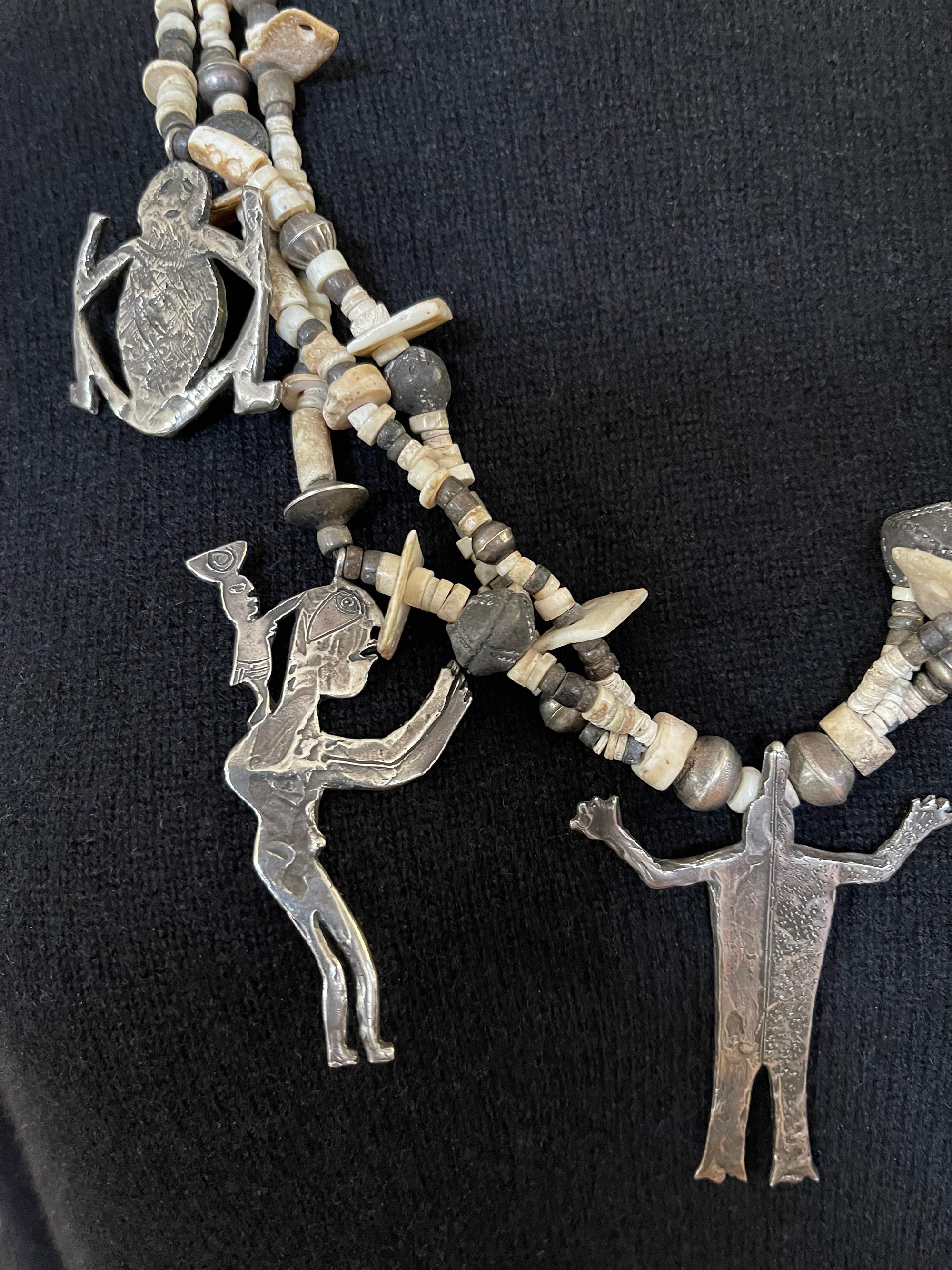 Halskette mit Stammesanhänger aus Perlen und Silber von Annette Bird '1925-2016' im Angebot 1