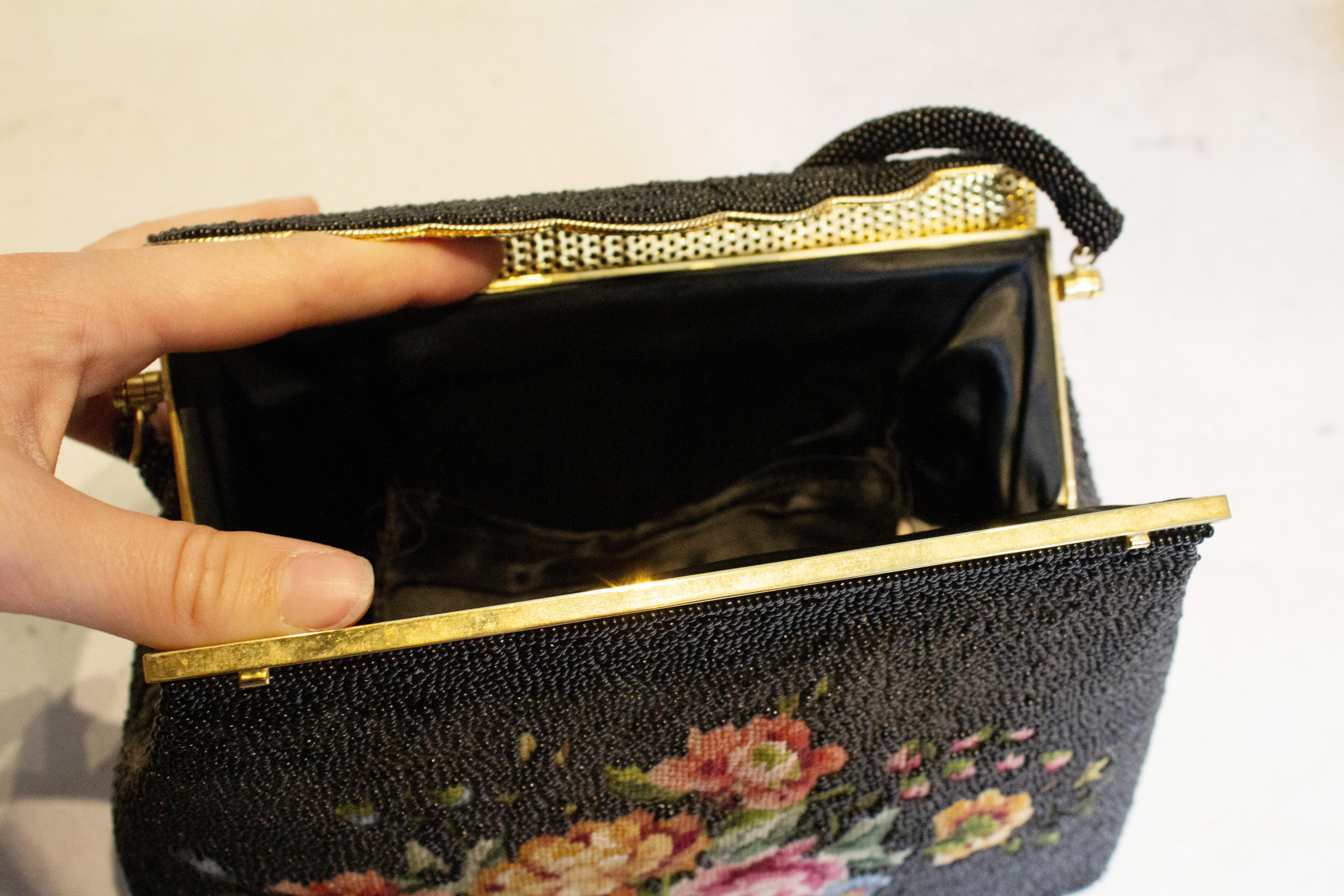 Perlenbesetzte Tasche mit floraler Stickerei an der Vorderseite (Schwarz)