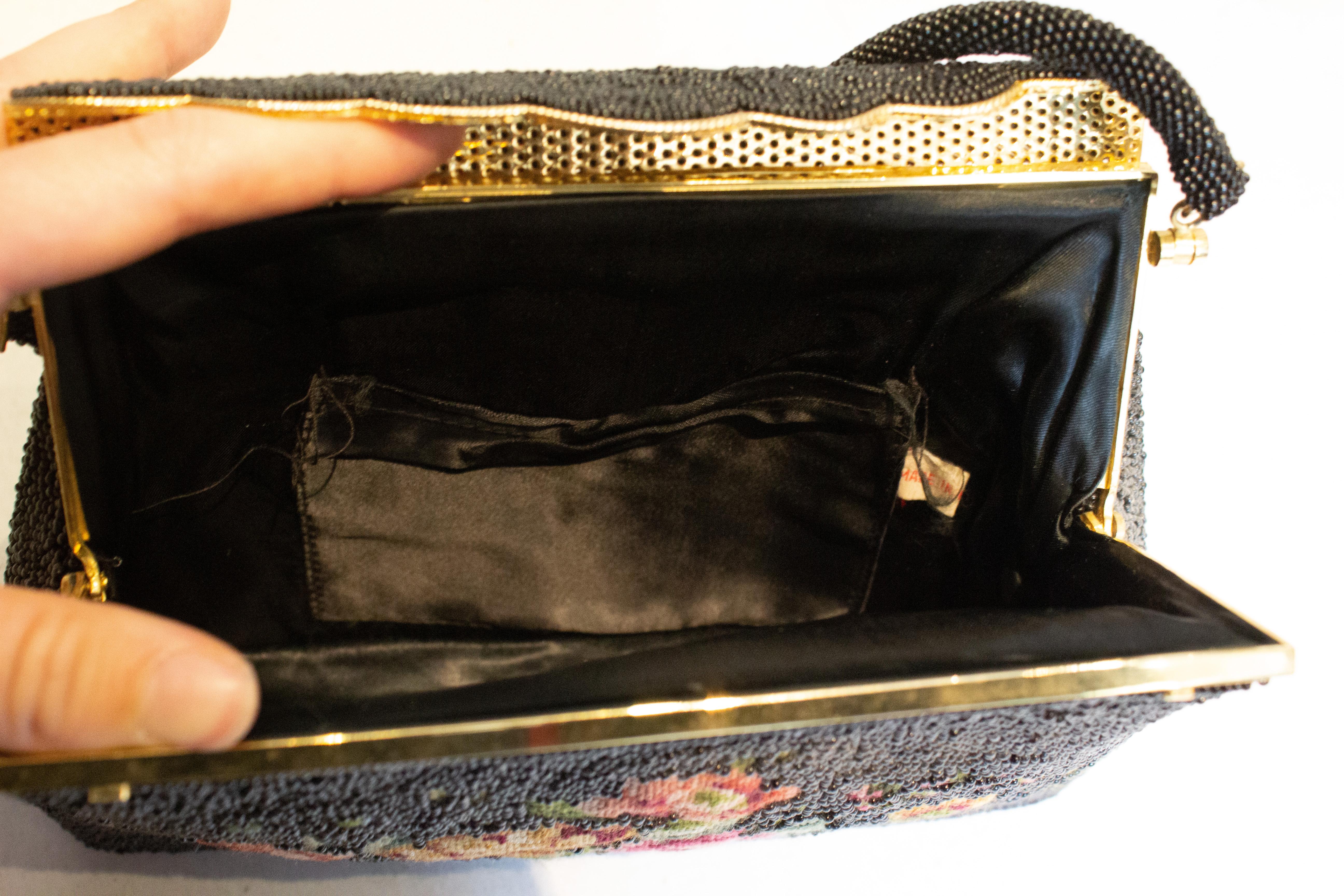 Perlenbesetzte Tasche mit floraler Stickerei an der Vorderseite im Zustand „Gut“ in London, GB