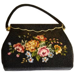 Perlenbesetzte Tasche mit floraler Stickerei an der Vorderseite