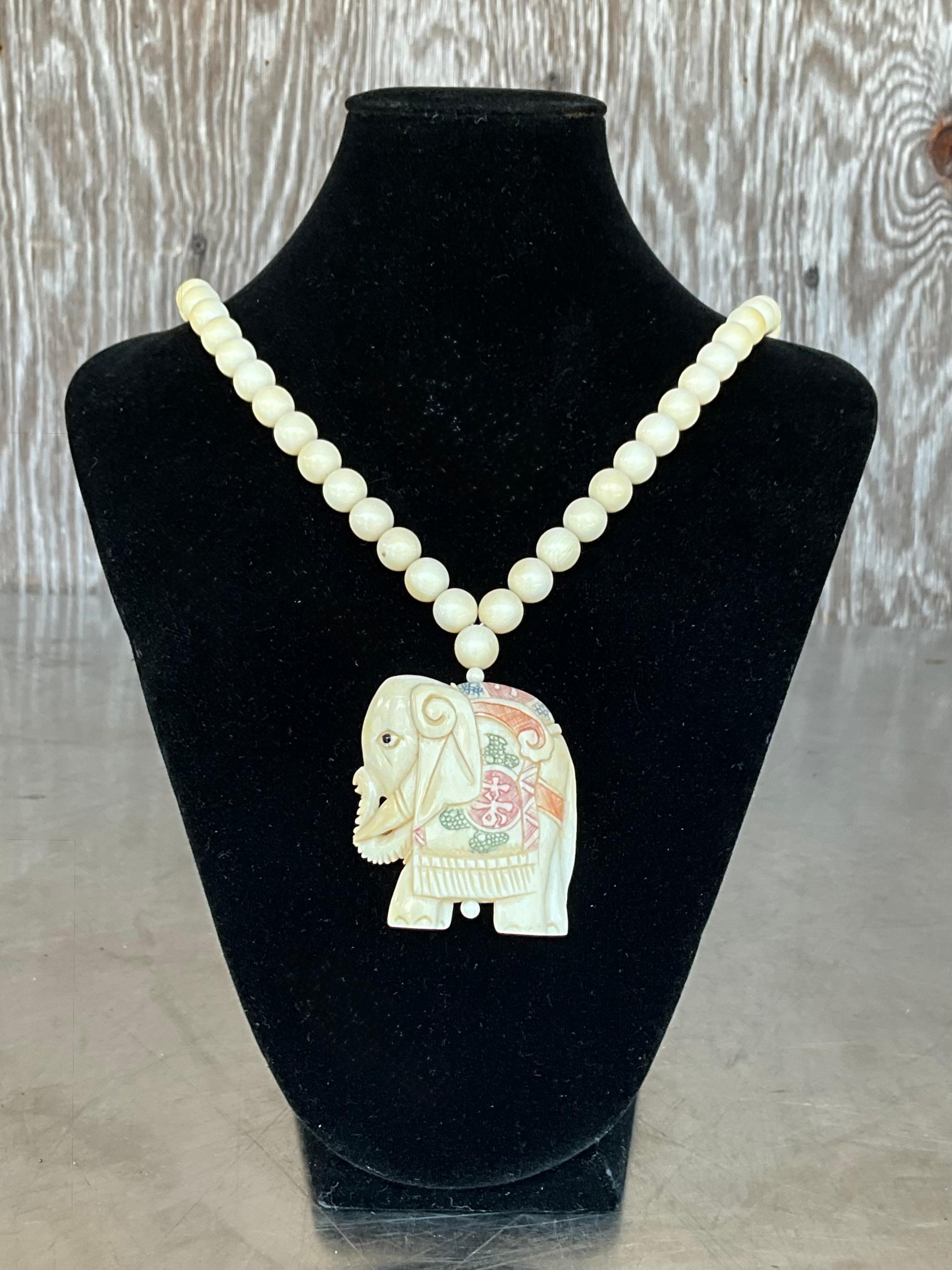 Ce collier Vintage Beaded Bone Elephant Scrimshaw est une pièce captivante d'art populaire portable, riche en textures naturelles et en histoire artisanale. Les perles d'os sculptées à la main et gravées dans le style traditionnel du scrimshaw,