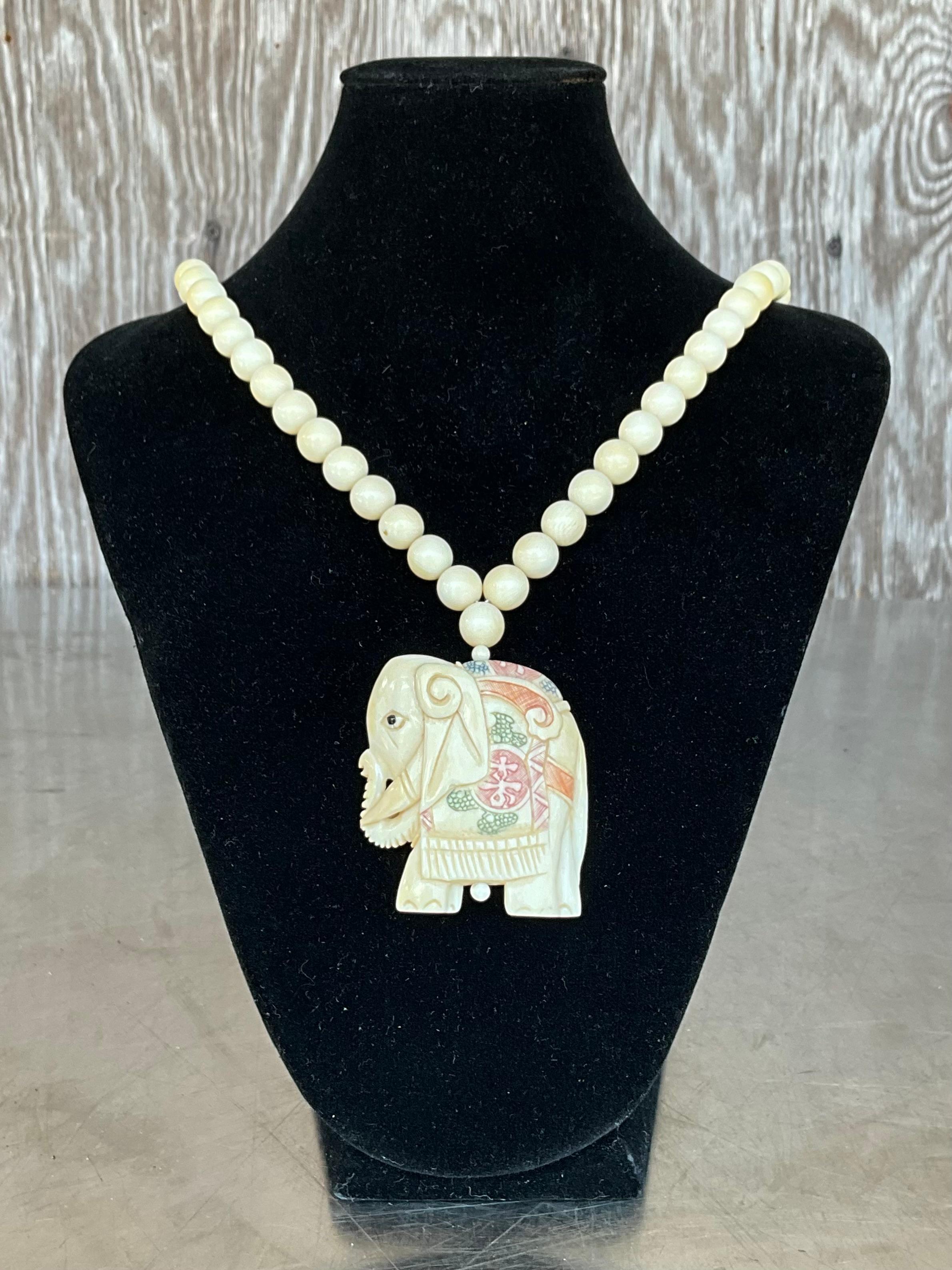 Collier vintage en perles en os d'éléphant Scrimshaw Bon état - En vente à Lake Worth Beach, FL
