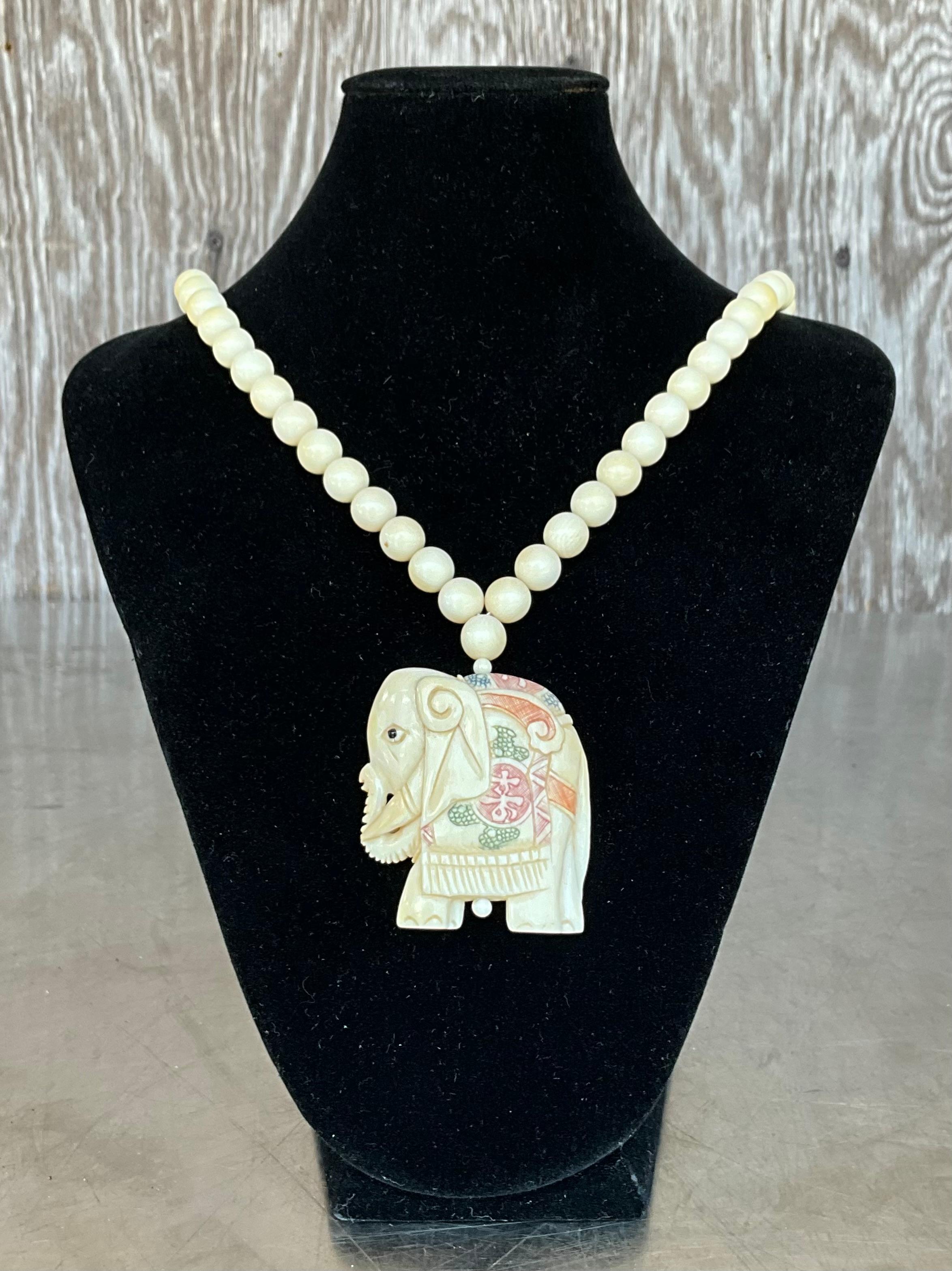 Collier vintage en perles en os d'éléphant Scrimshaw Unisexe en vente