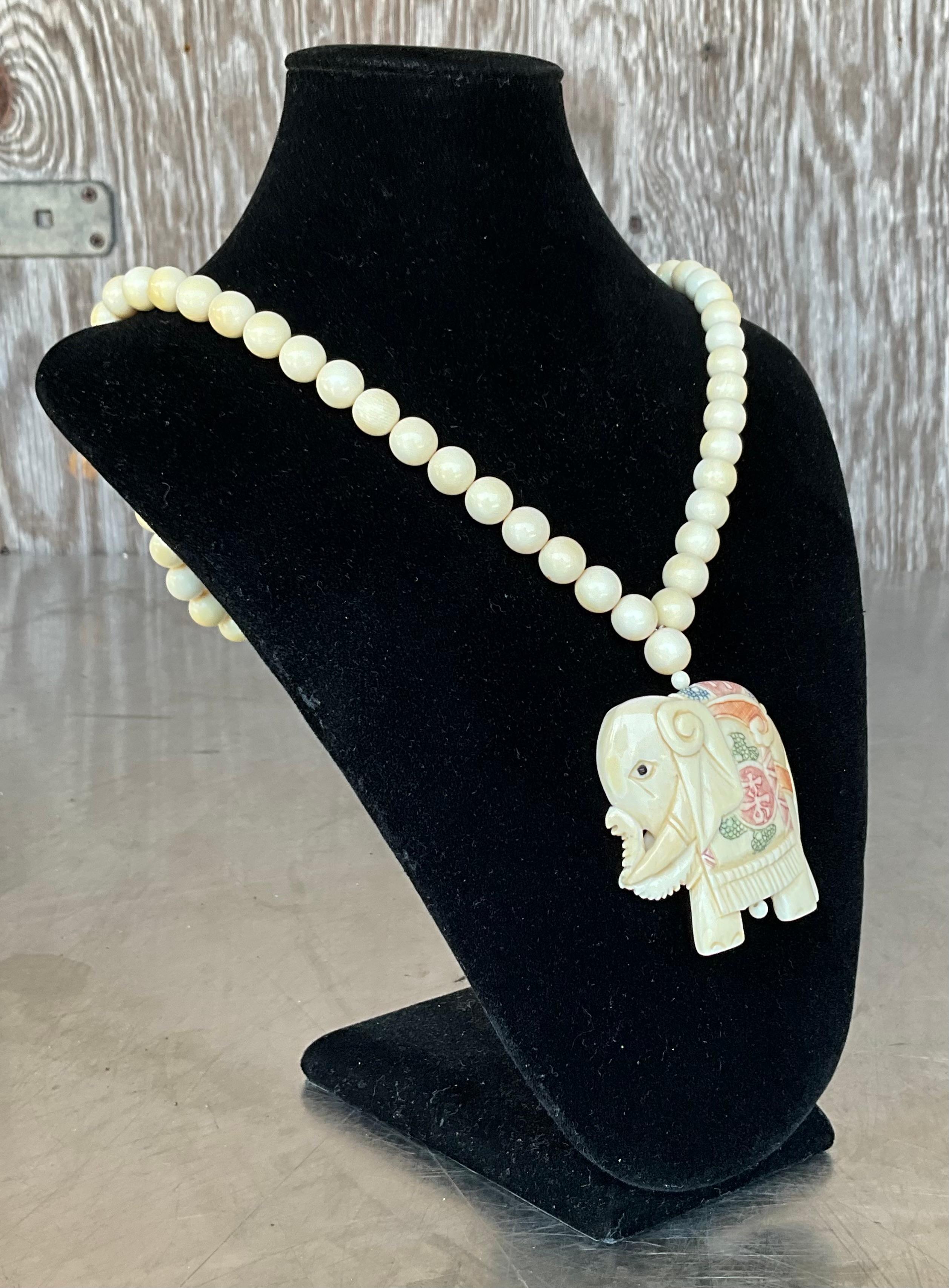 Collier vintage en perles en os d'éléphant Scrimshaw en vente 1