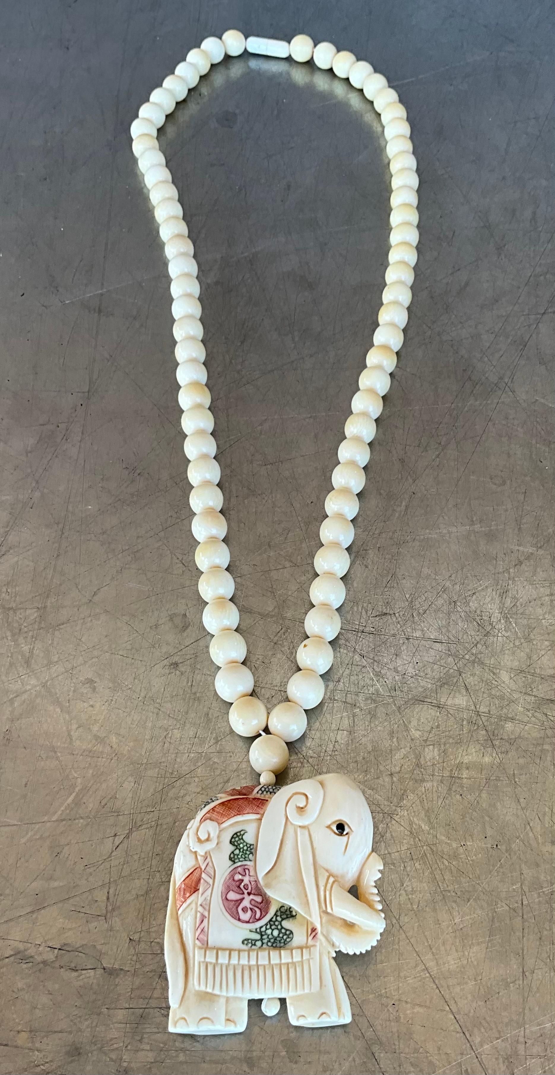 Collier vintage en perles en os d'éléphant Scrimshaw en vente 2