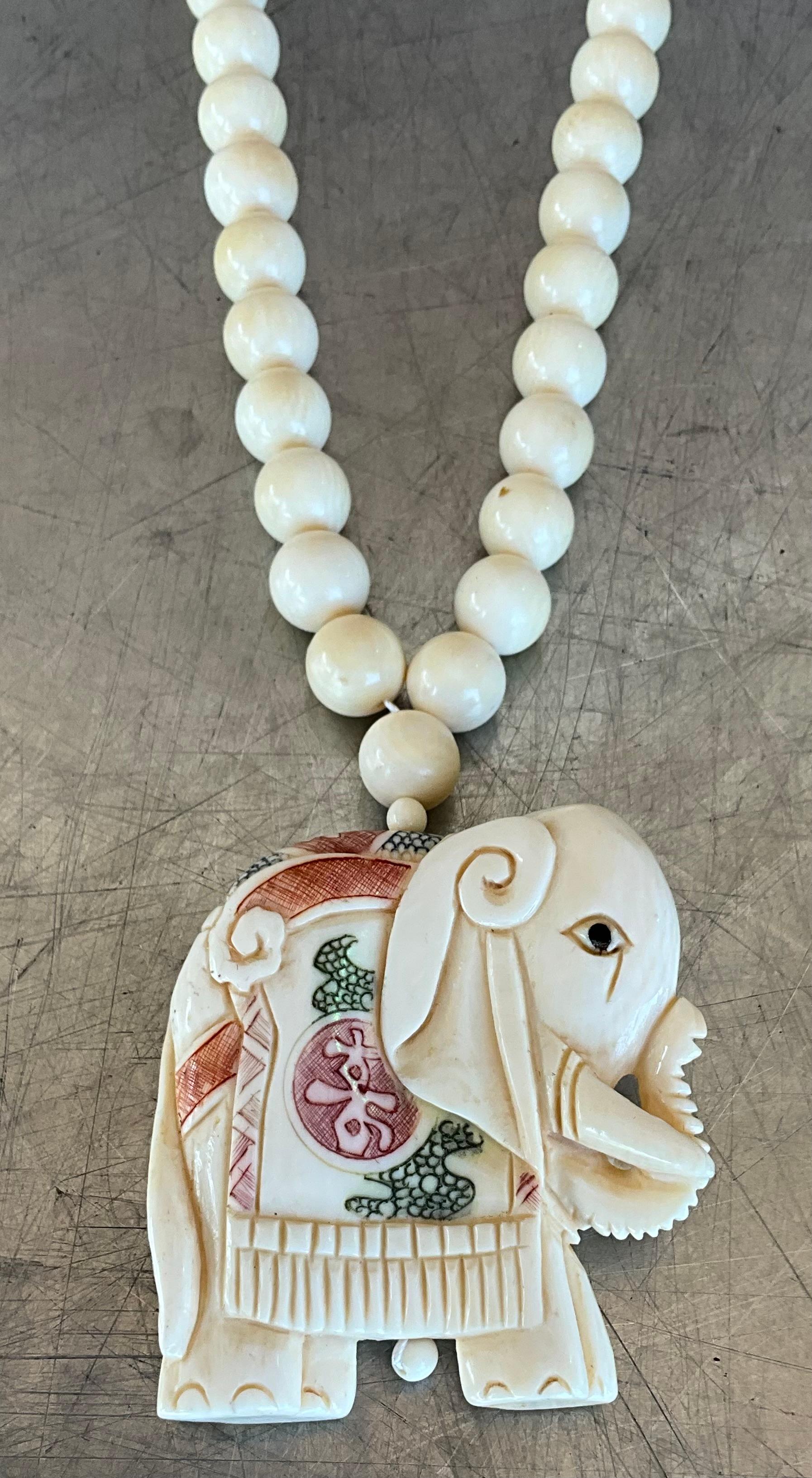 Collier vintage en perles en os d'éléphant Scrimshaw en vente 3