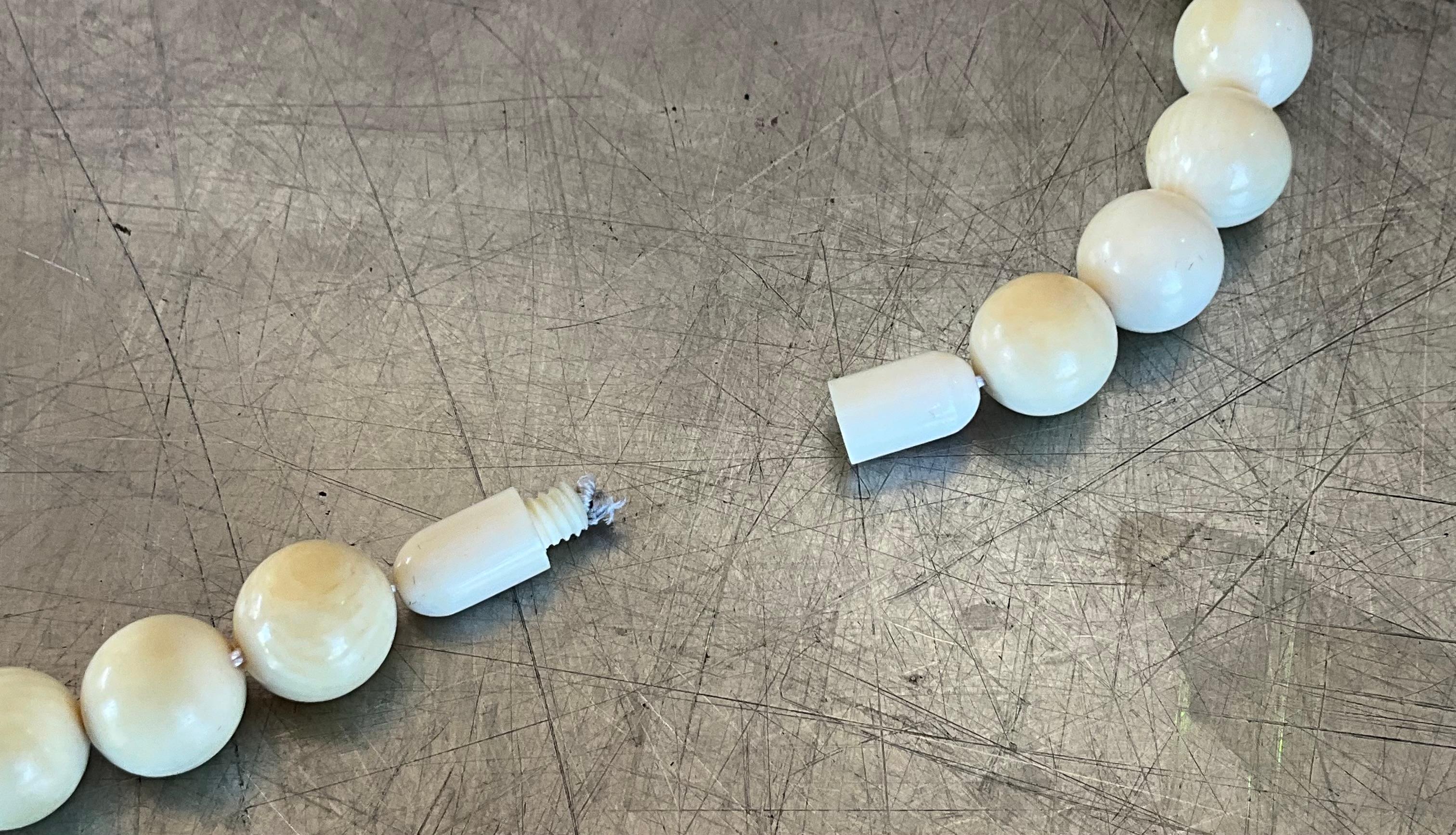 Collier vintage en perles en os d'éléphant Scrimshaw en vente 4