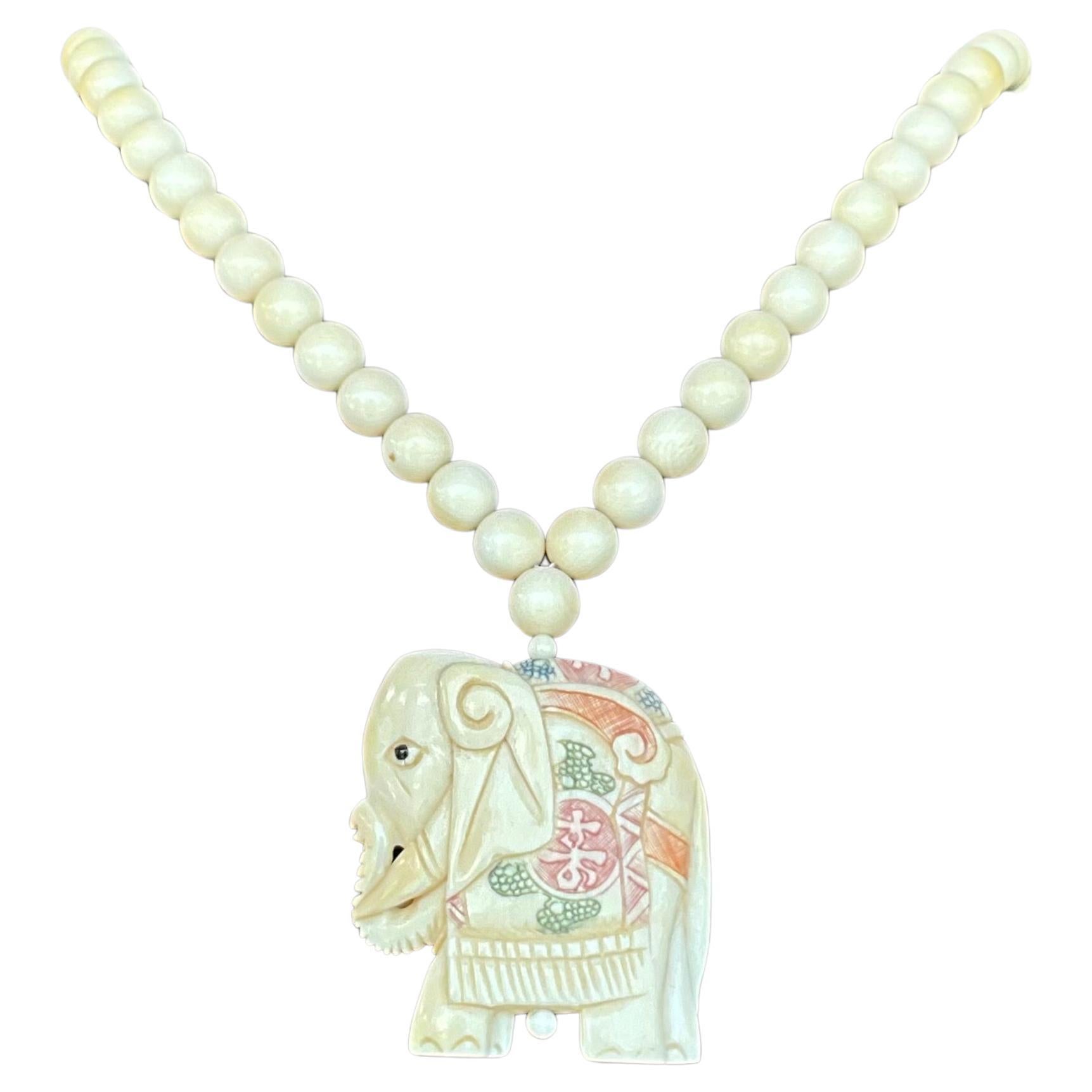 Collier vintage en perles en os d'éléphant Scrimshaw