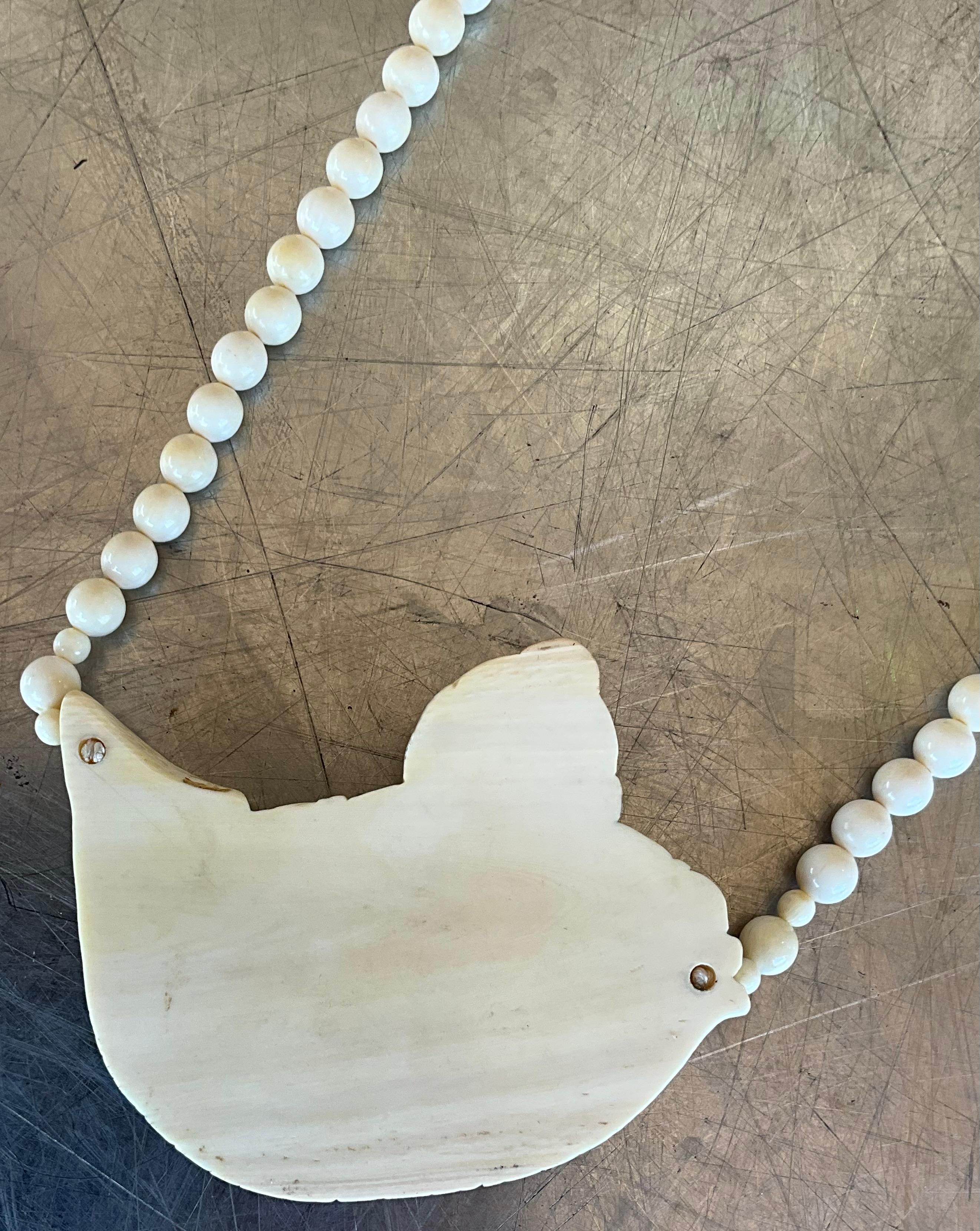 Collier vintage en perles en os Scrimshaw en vente 6