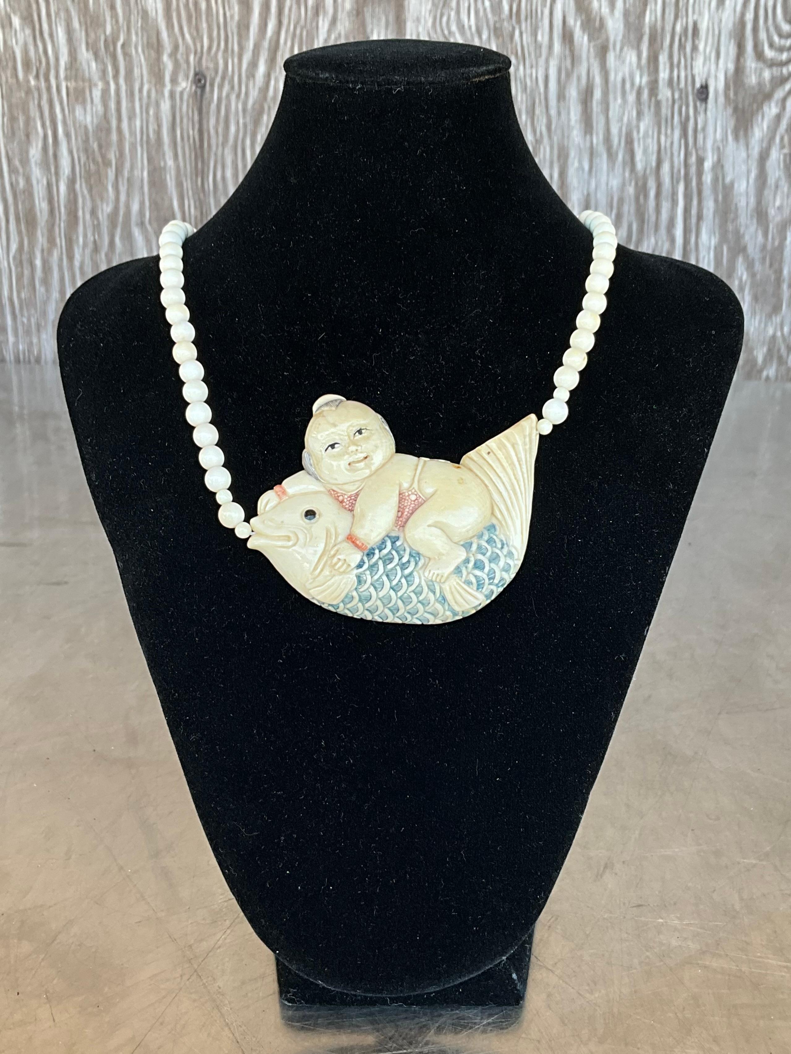 Ce collier Vintage Beaded Bone Scrimshaw est une pièce captivante d'art populaire portable, riche en textures naturelles et en histoire artisanale. Les perles d'os sculptées à la main et gravées dans le style traditionnel du scrimshaw, chaque pièce