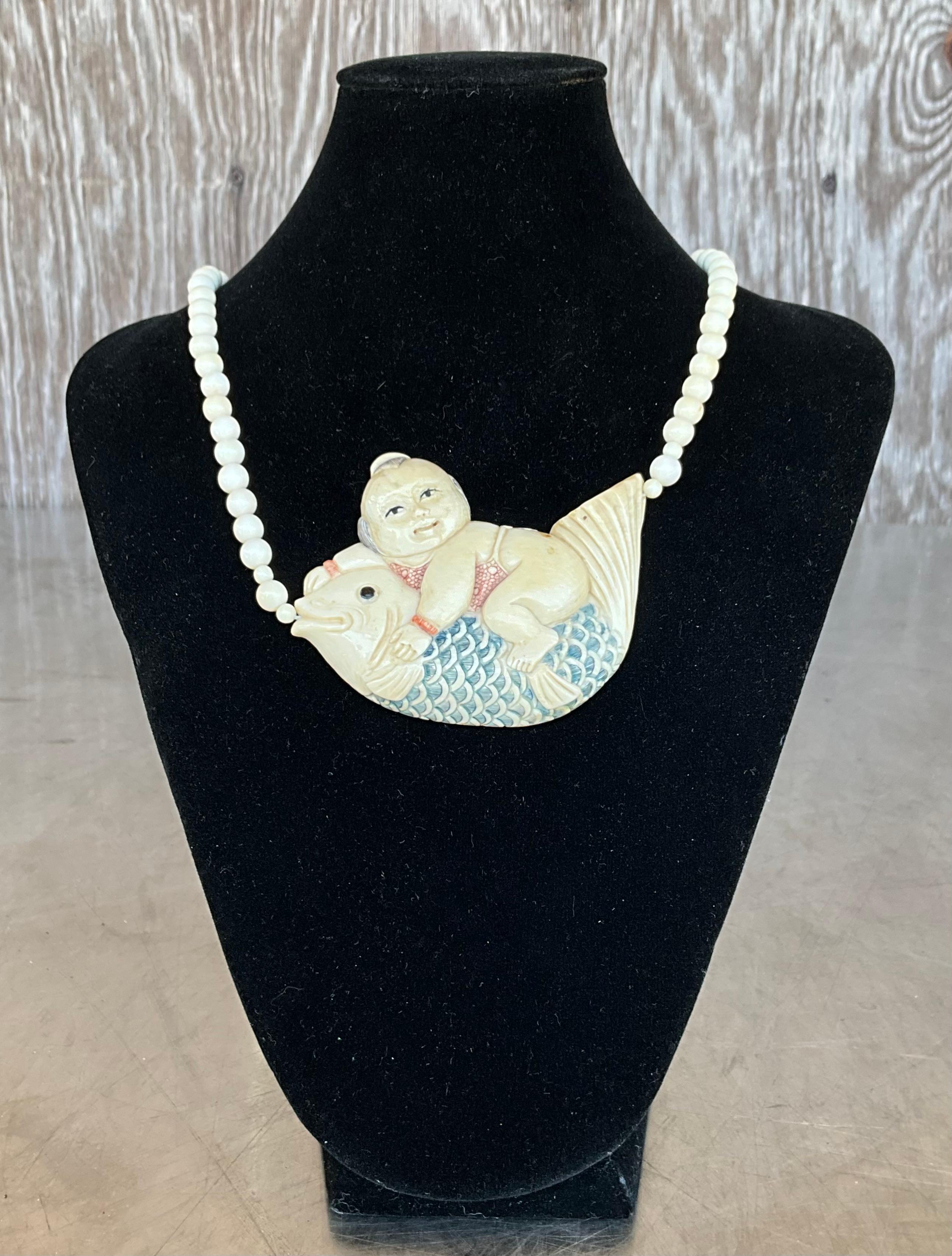 Collier vintage en perles en os Scrimshaw Unisexe en vente