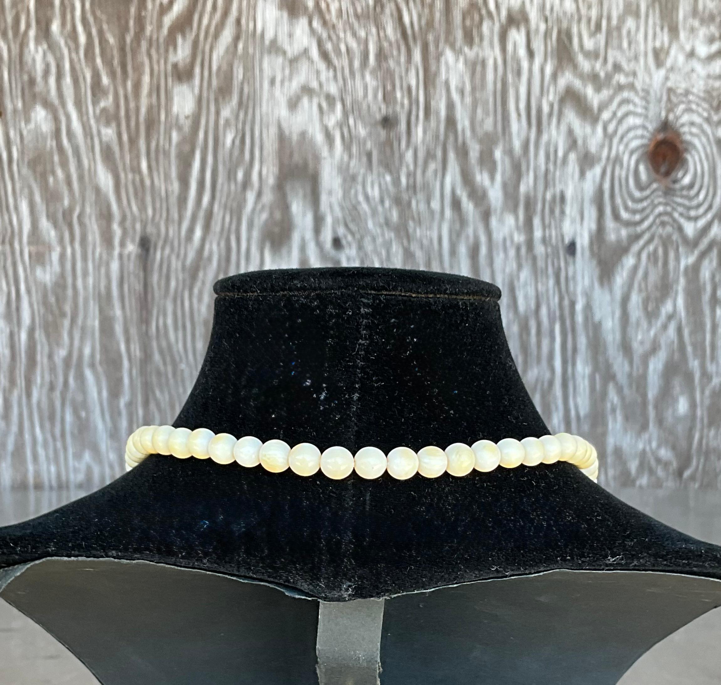 Collier vintage en perles en os Scrimshaw en vente 3