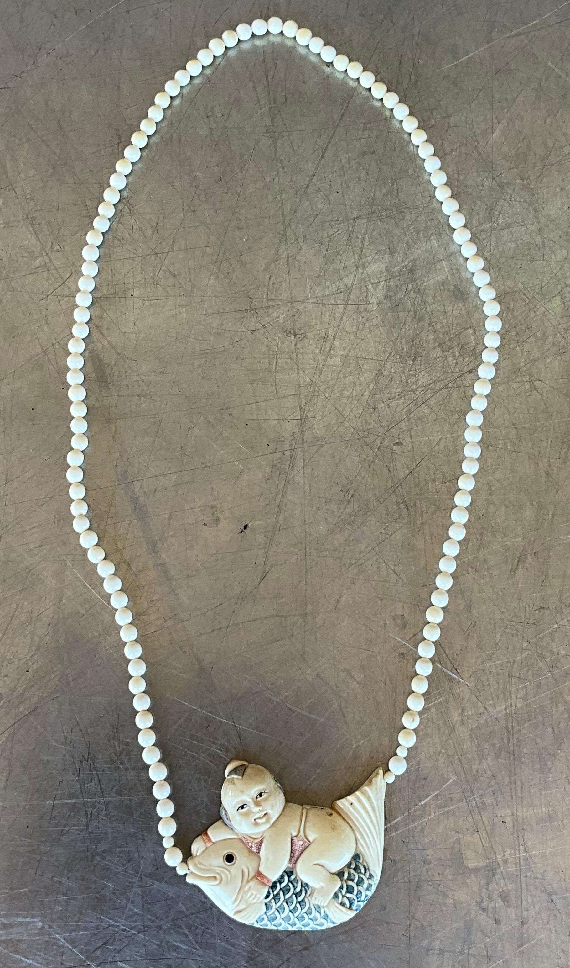 Collier vintage en perles en os Scrimshaw en vente 4