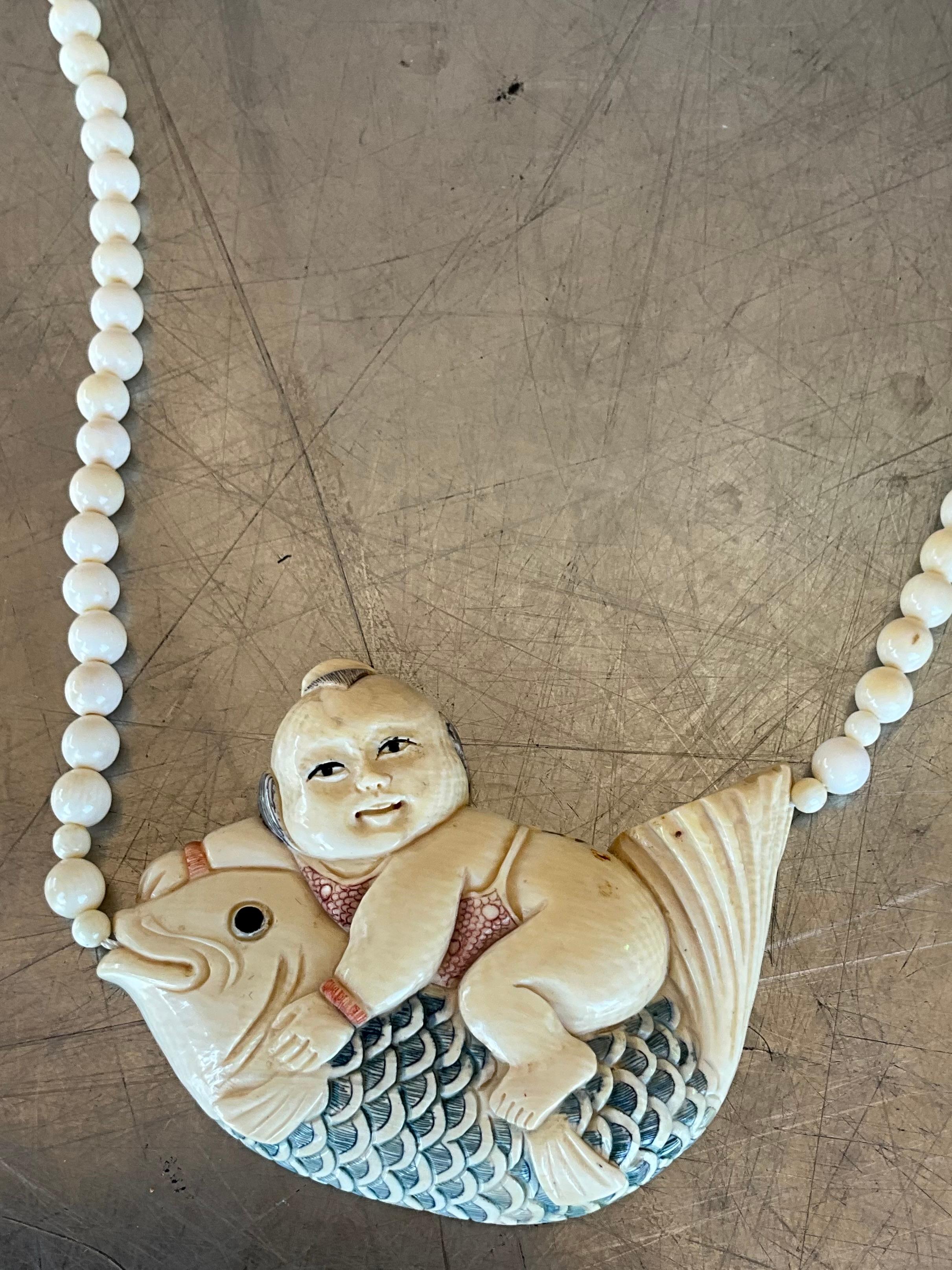 Collier vintage en perles en os Scrimshaw en vente 5
