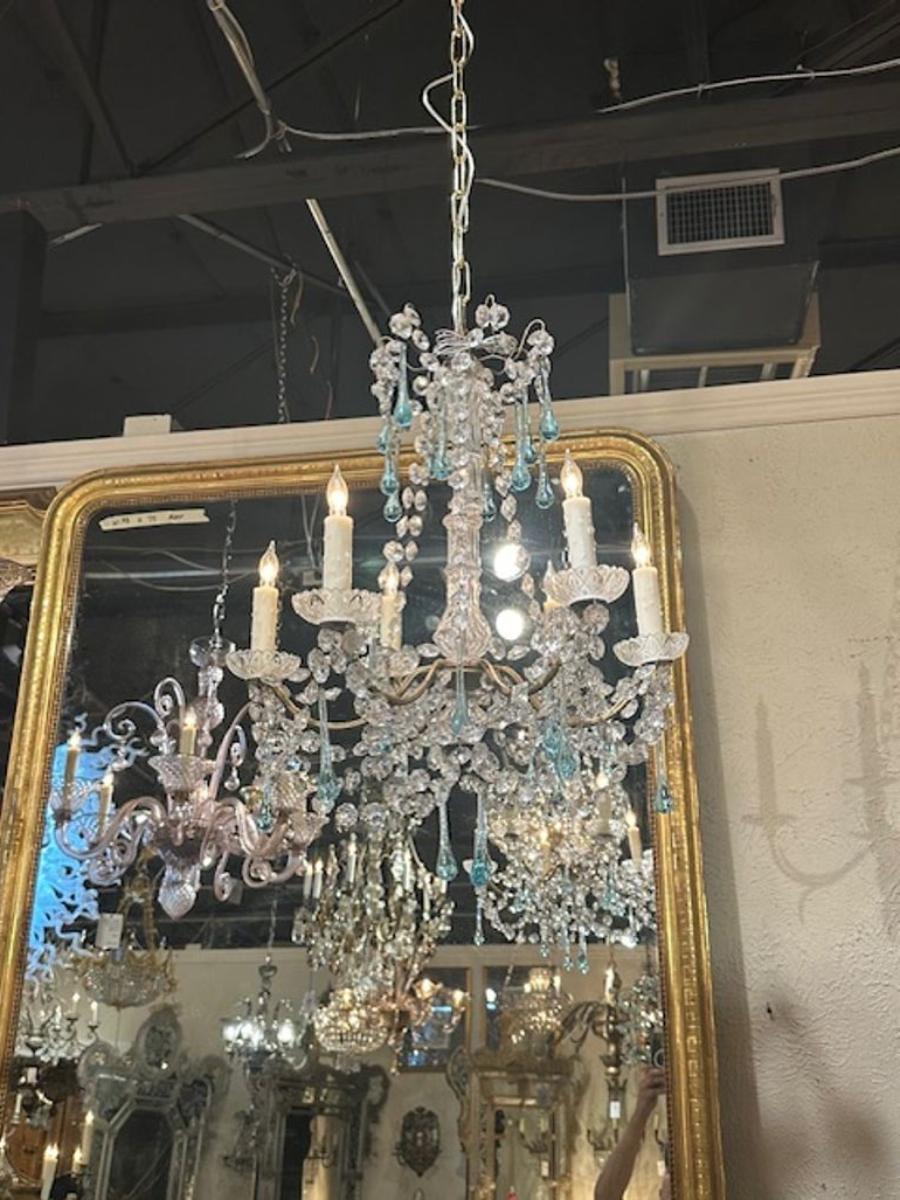 Joli lustre vintage en cristal perlé français avec des accents de cristal aqua. Un luminaire d'apparence délicate avec une touche de couleur. Joli !!!