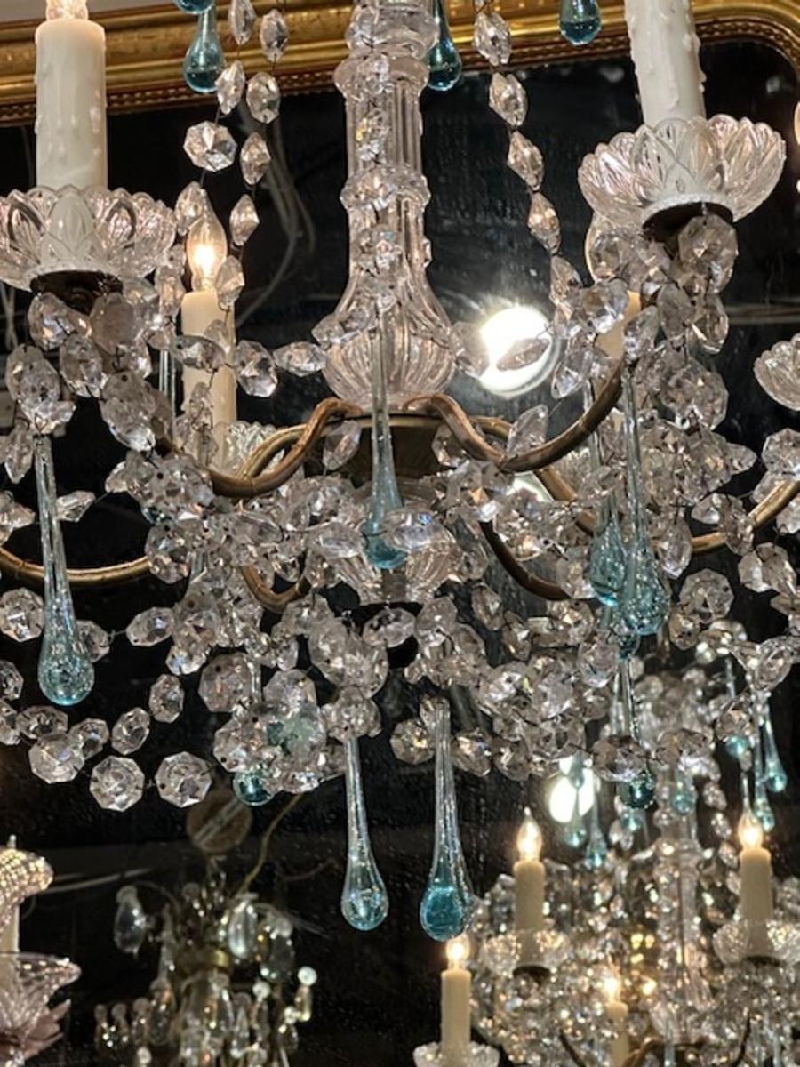 Lustre vintage en cristal perlé avec accents en cristal turquoise Bon état - En vente à Dallas, TX