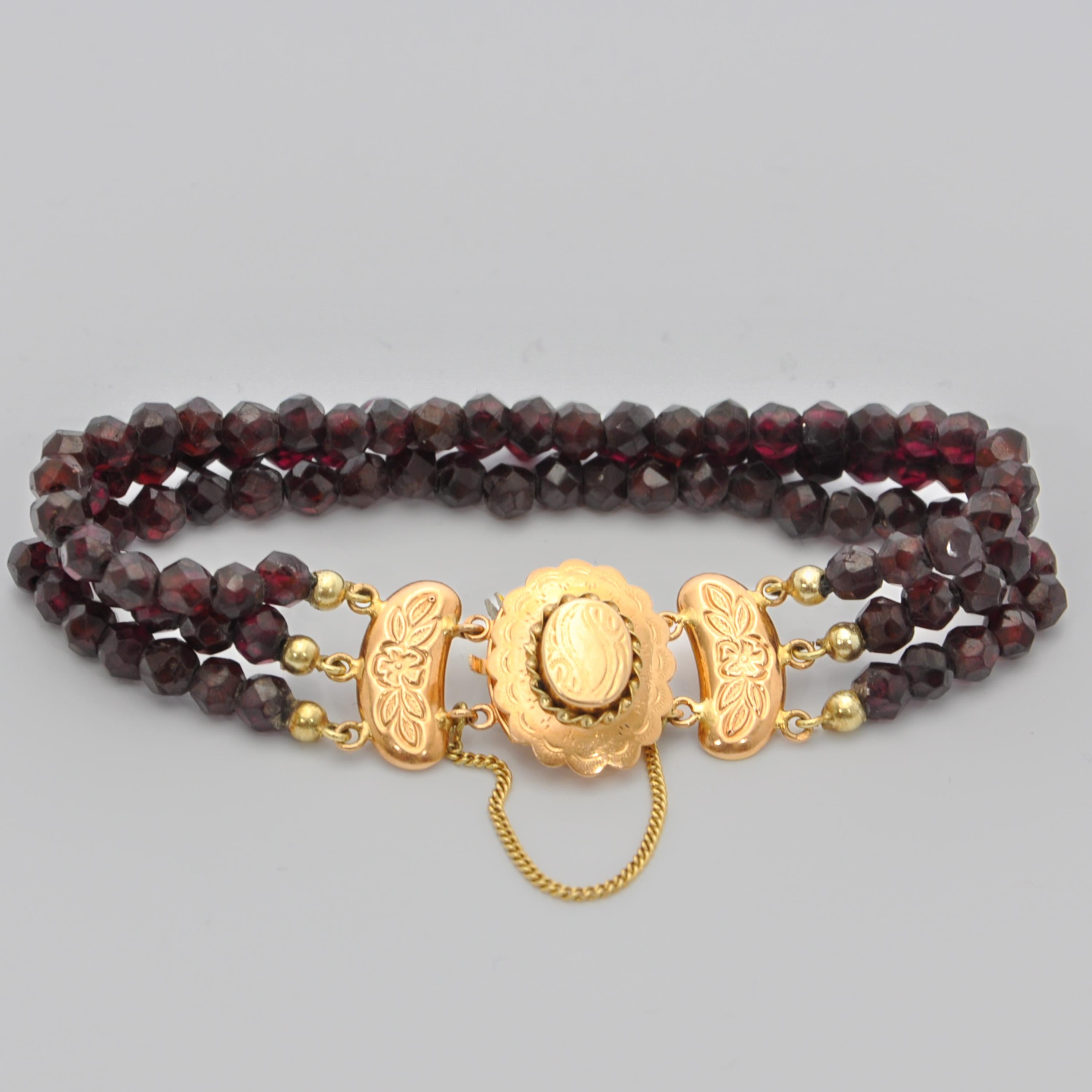 Mehrreihiges antikes 14K Gold Granat-Armband (Perle) im Angebot