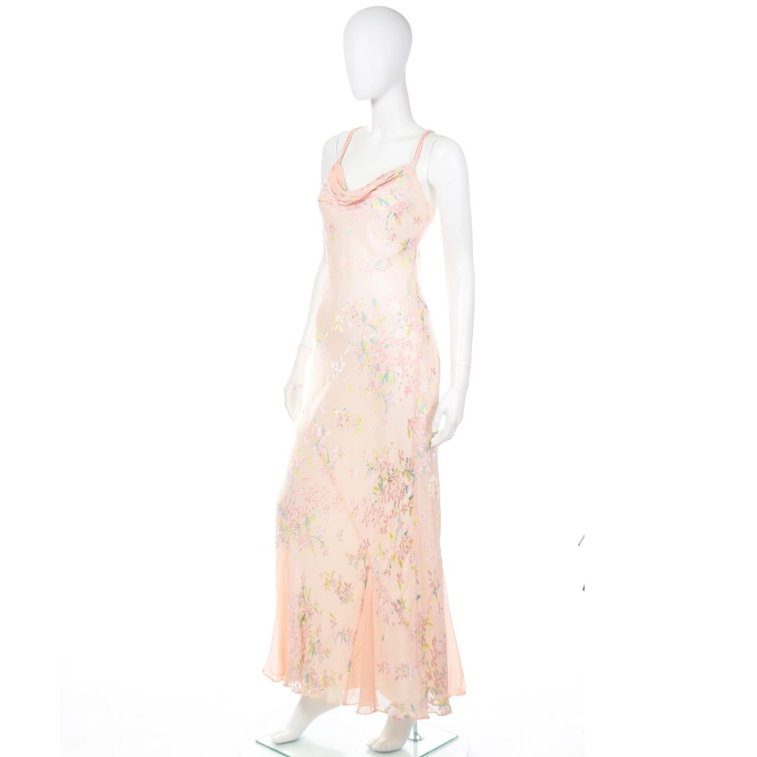 Langes, schräg geschnittenes, perlenbesetztes rosa Pastell-Abendkleid mit Taschentuchsaum, Vintage Damen