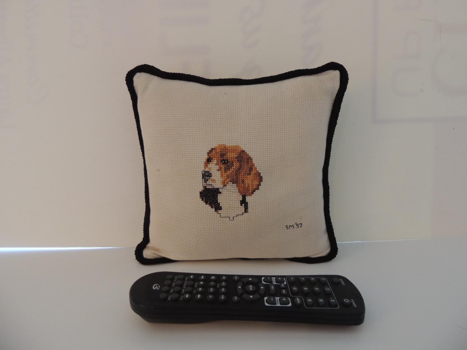 Vintage Beagle Dog Small Needlepoint Decorative Pillow In Good Condition In Oakland Park, FL