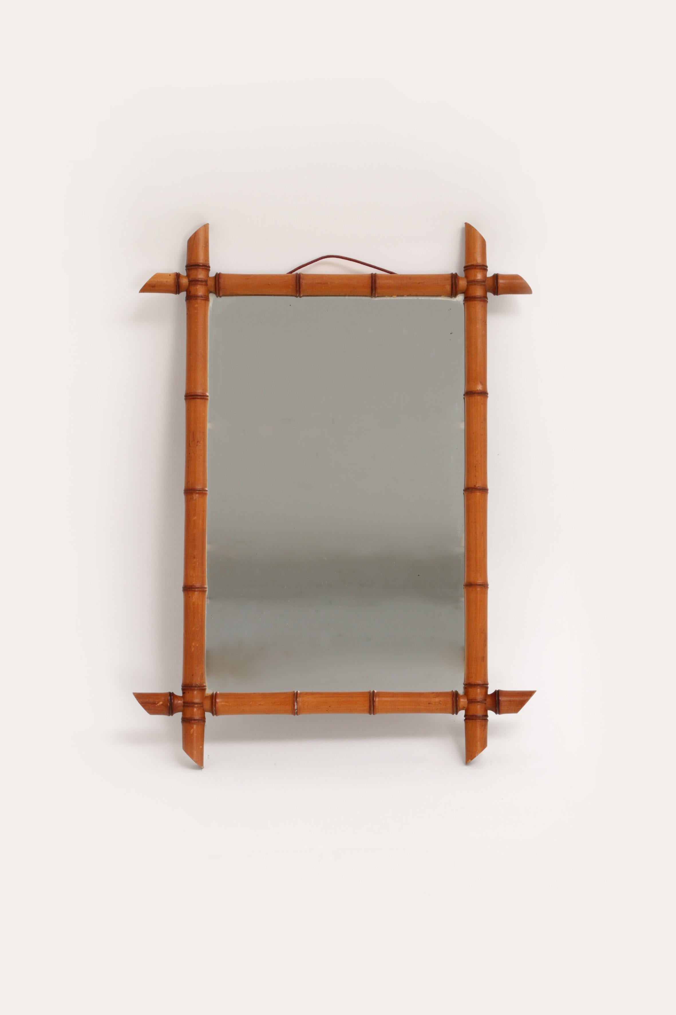 Authentic French bamboo mirror from France

With a bit of luck you can still find these mirrors in France and were made around 1920.

The appearance and patina are beautiful.
- Estimates circa 1920
- Wooden framed mirror
- bamboo mirror
-