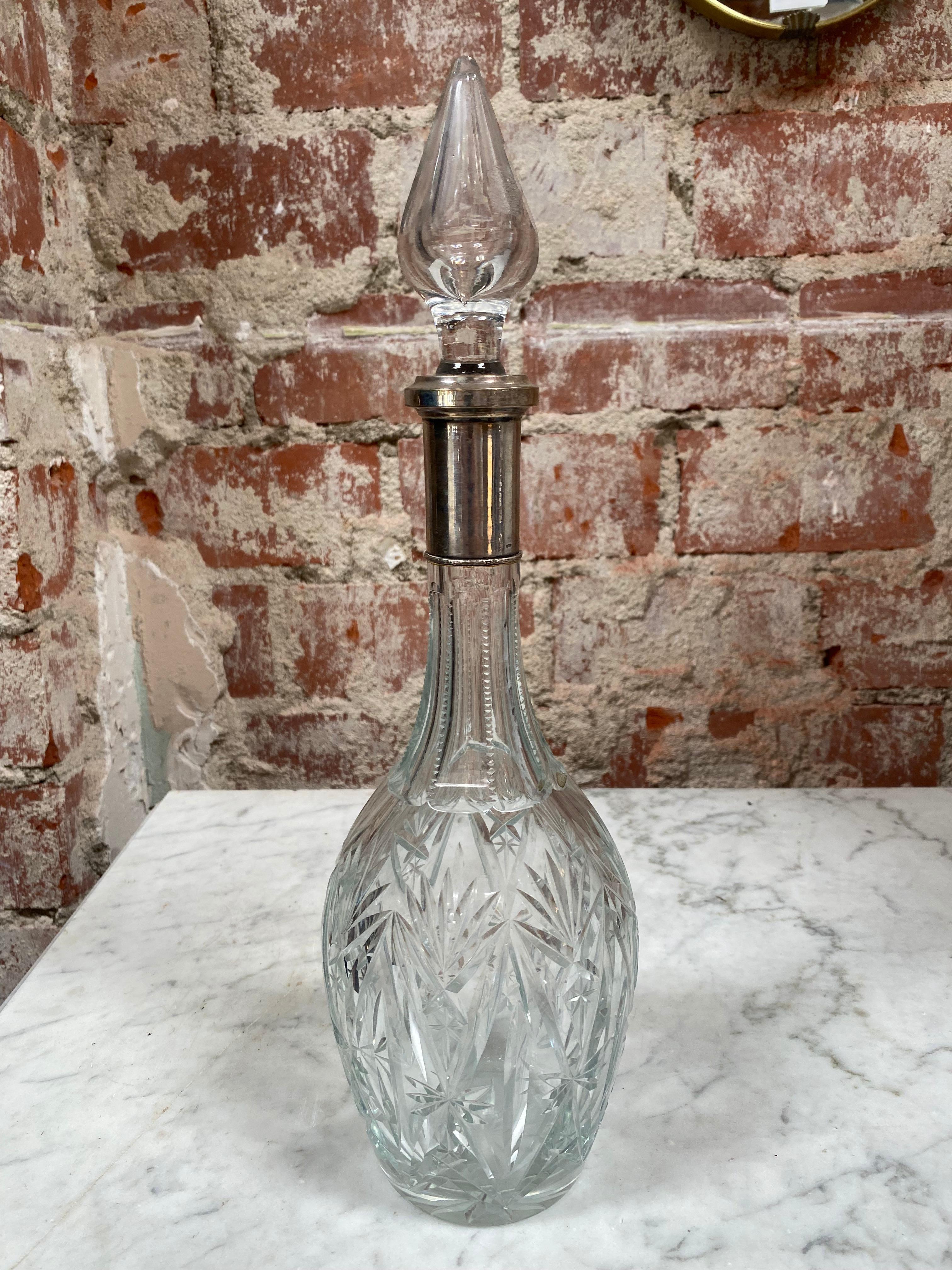 Magnifique bouteille en verre vintage fabriquée en Italie dans les années 1970.