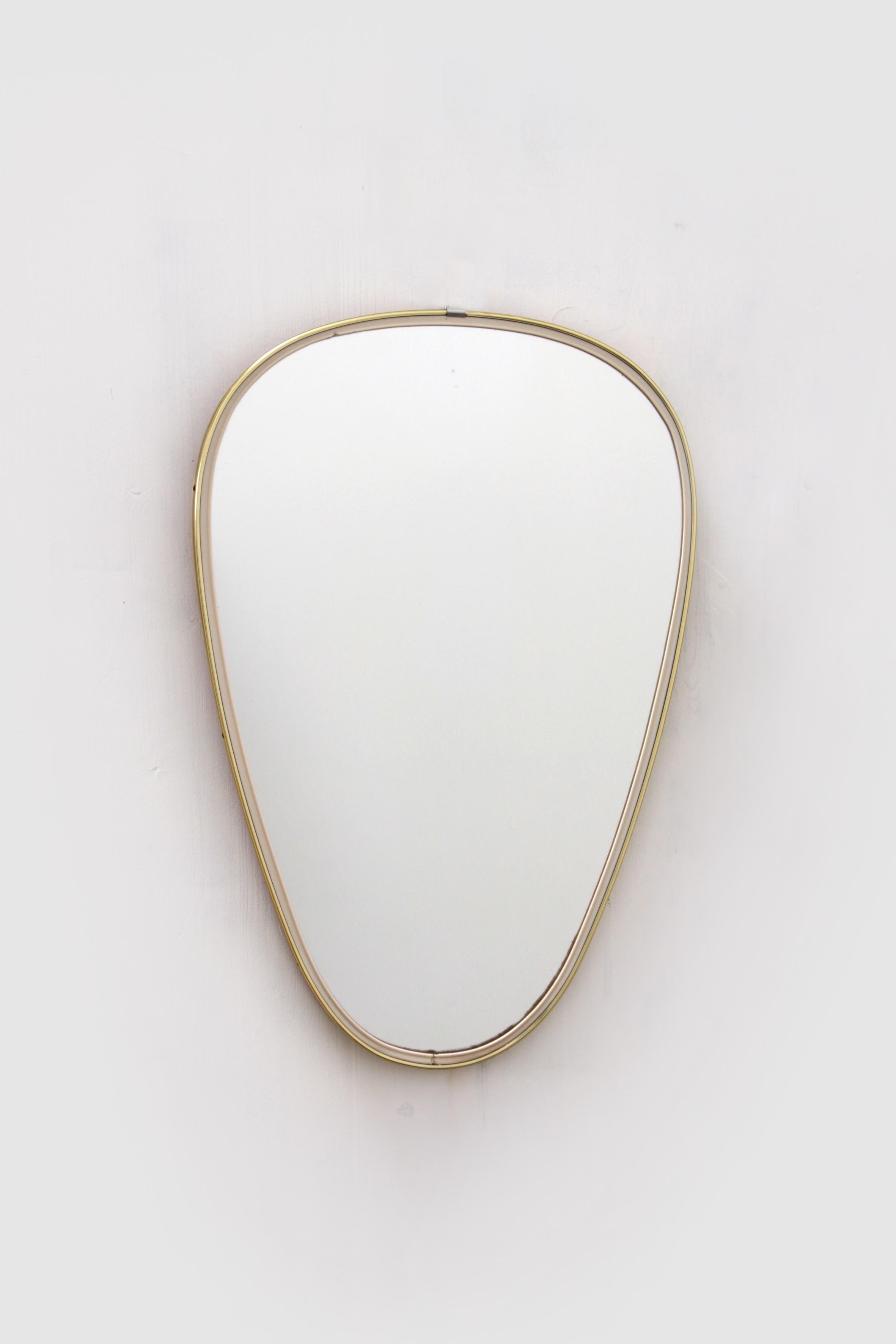 Vintage beautiful mirror with brass edge, 1960s Germany.


Mirror, mirror on the wall... Thanks to their sleek minimalist design, these mirrors fit into any interior. The oval mirrors are framed by a beautiful gold rim.

This is a beautiful vintage