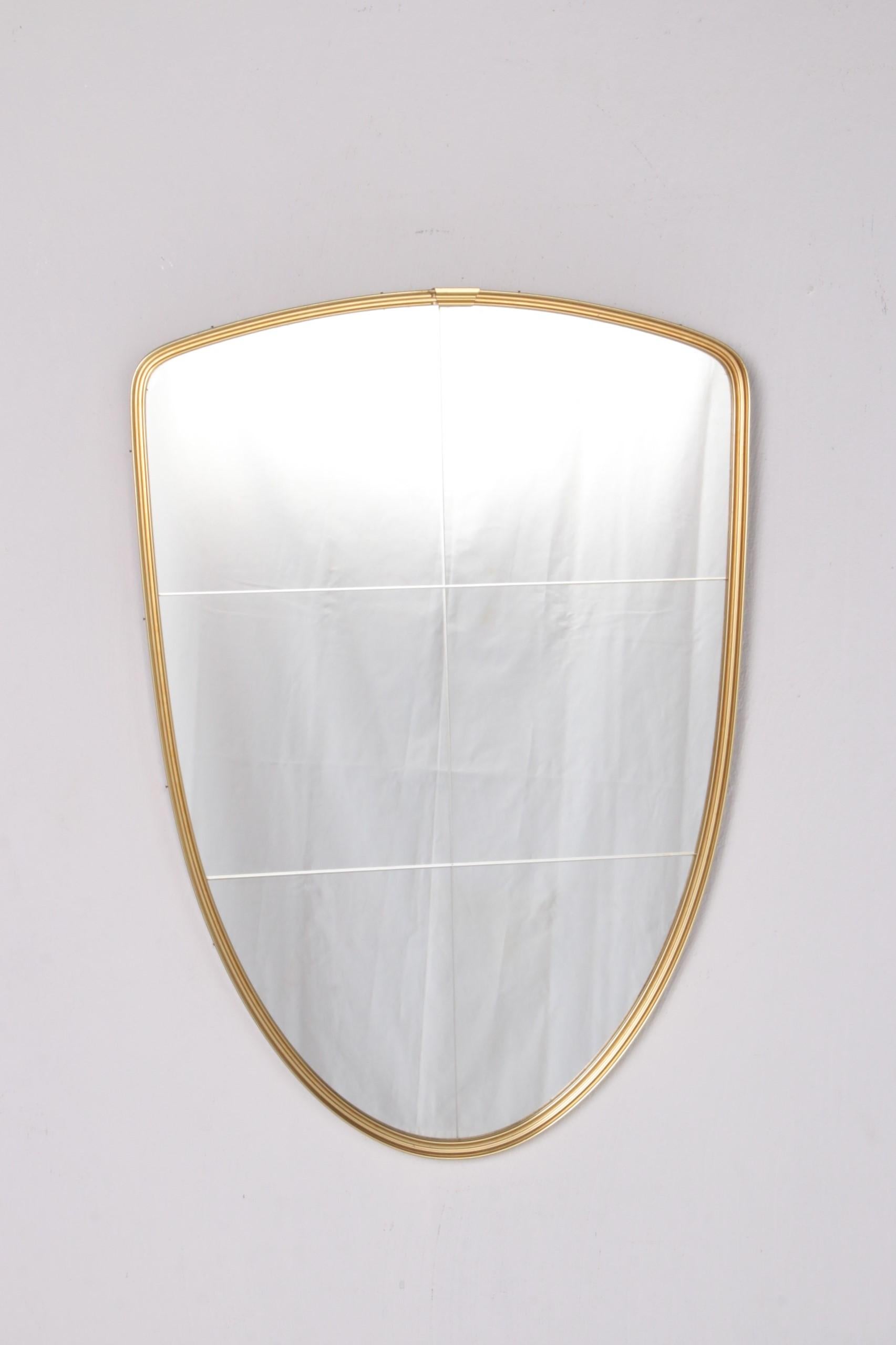 Vintage, beautiful model mirror with brass rim, 1960s Germany.

This is a beautiful vintage mirror made in the 1960s. What would this mirror have seen before, we want to know even better.

A line has been cut in the mirror, which was often done in
