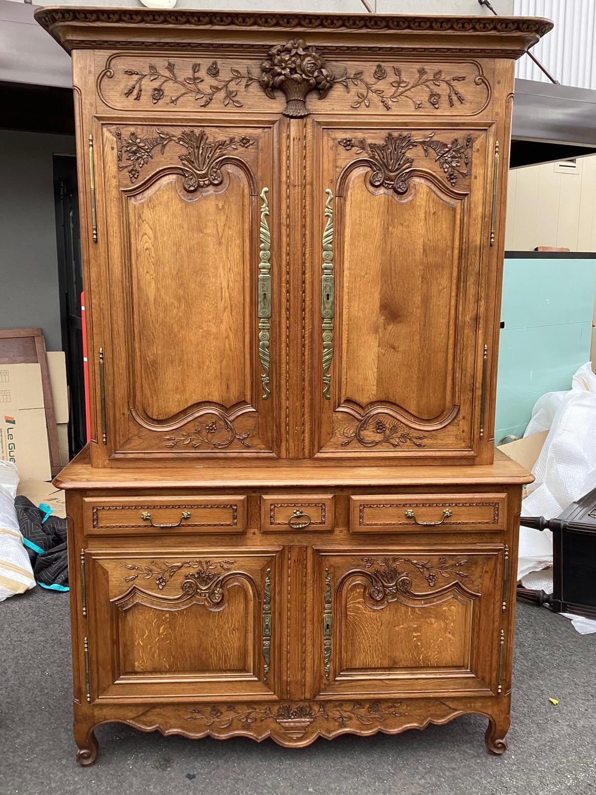 Vintage Beautifully Carved French Oak Buffet Cupboard In Good Condition In Hopewell, NJ