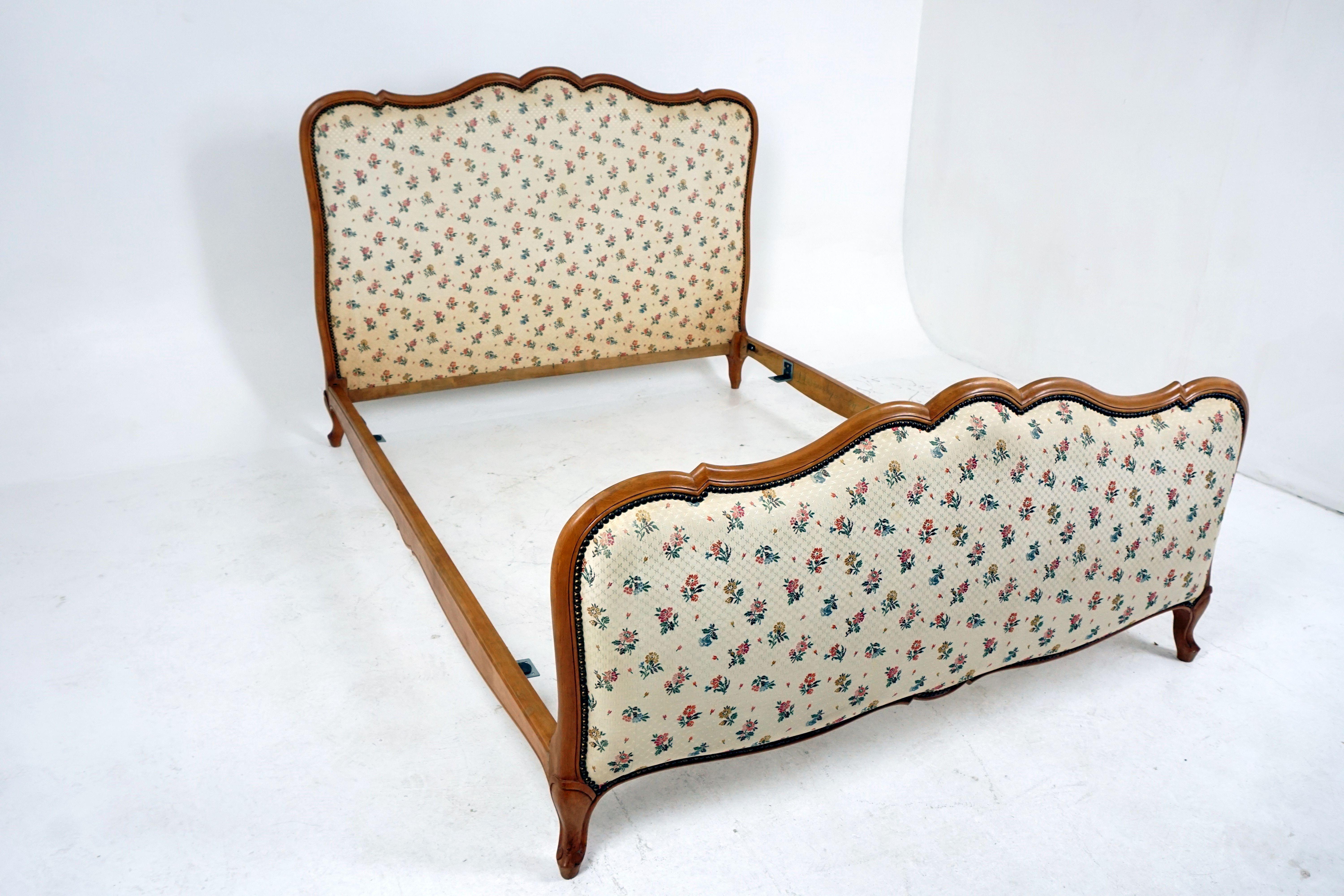 Vintage bed frame, Walnut, double size bed, Belgium 1930, B2542

Belgium, 1880
Solid Walnut
Original finish
Tall shaped headboard
Floral upholstery to the back
Shaped foot board with outside upholstery
Comes with original wooden side rails
Floral