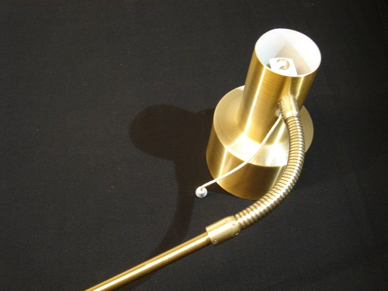 Hübsche Messinglampe aus den 1960er Jahren, hergestellt in Schweden. Schraubstock aus Messing. Ursprünglich war es eine Wandlampe für das Bett. Funktioniert perfekt, Schnurschalter.