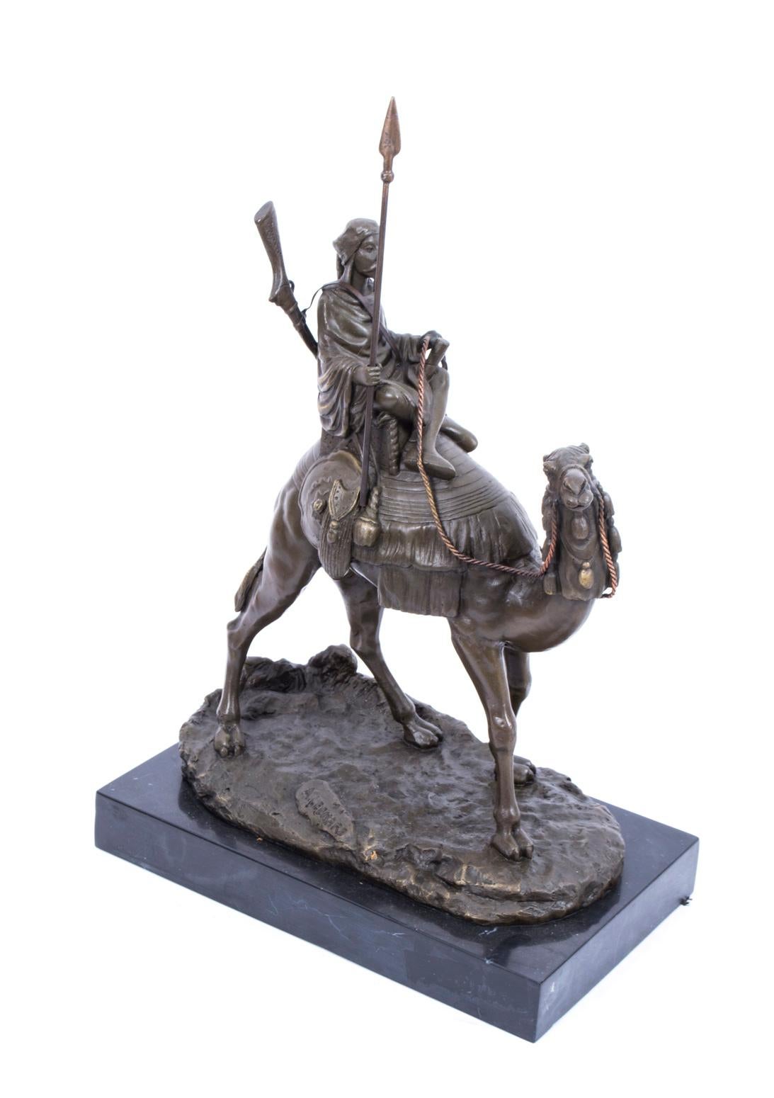 Il s'agit d'une sculpture en bronze d'un guerrier bédouin avec une lance et un fusil chevauchant son navire du désert:: datant de la fin du 20e siècle. 
Ce bronze massif coulé à chaud de haute qualité a été produit selon le procédé traditionnel de